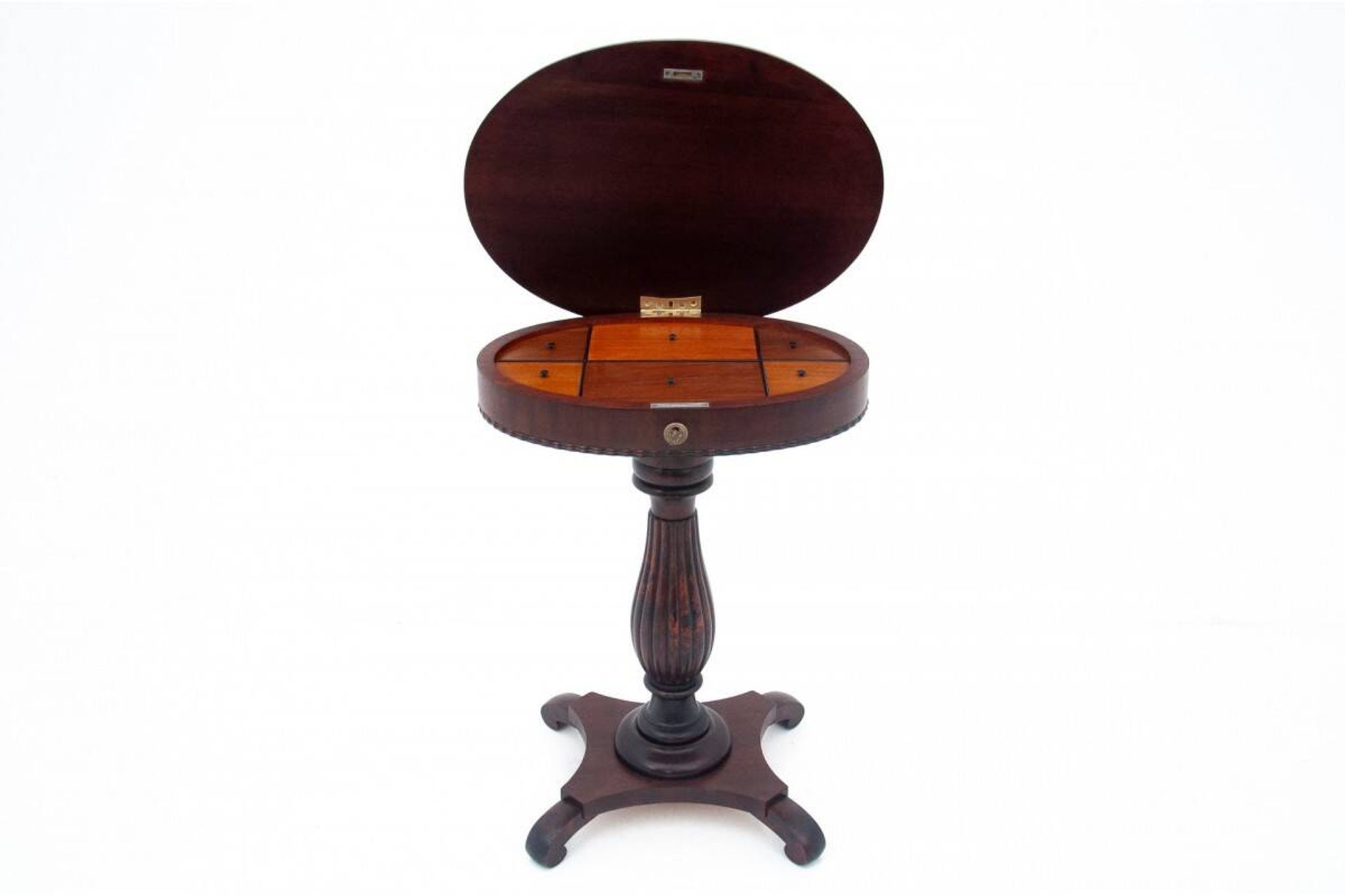 Table à fils ancienne, Europe du Nord, vers 1860. Après rénovation.