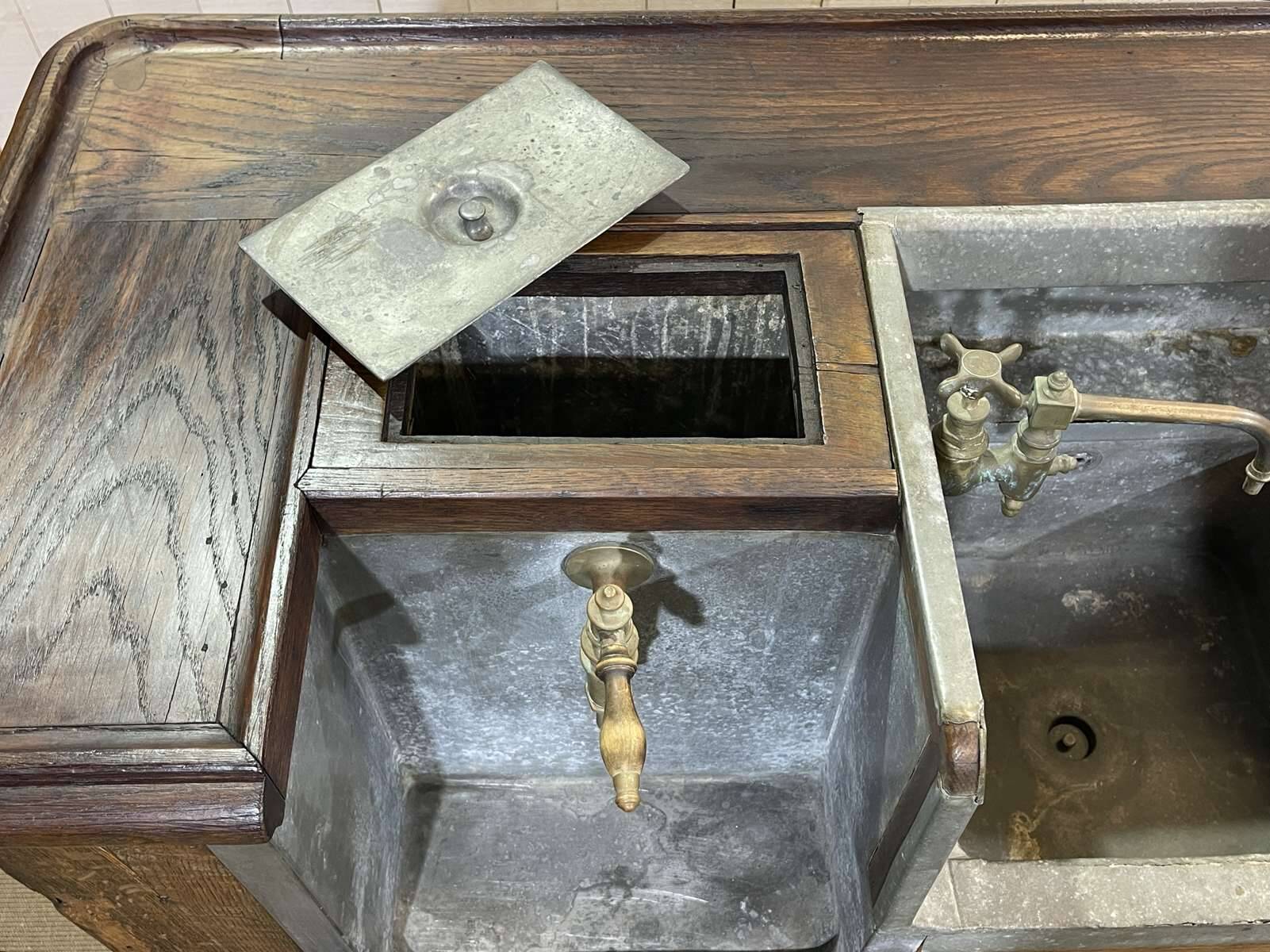 Comptoir de bar en chêne début XXème avec habillage d'époque zinc et étain