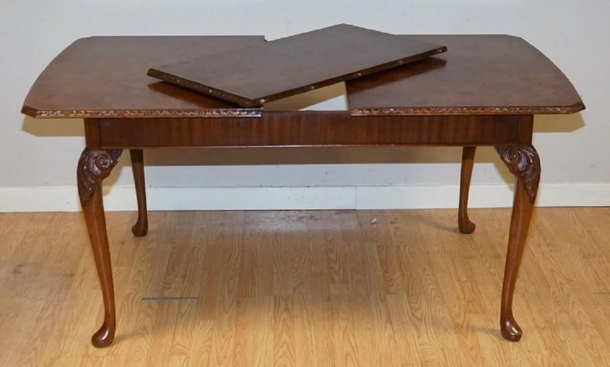 Queen Anne Dining Table in Walnut with Carved Legs, 1930s