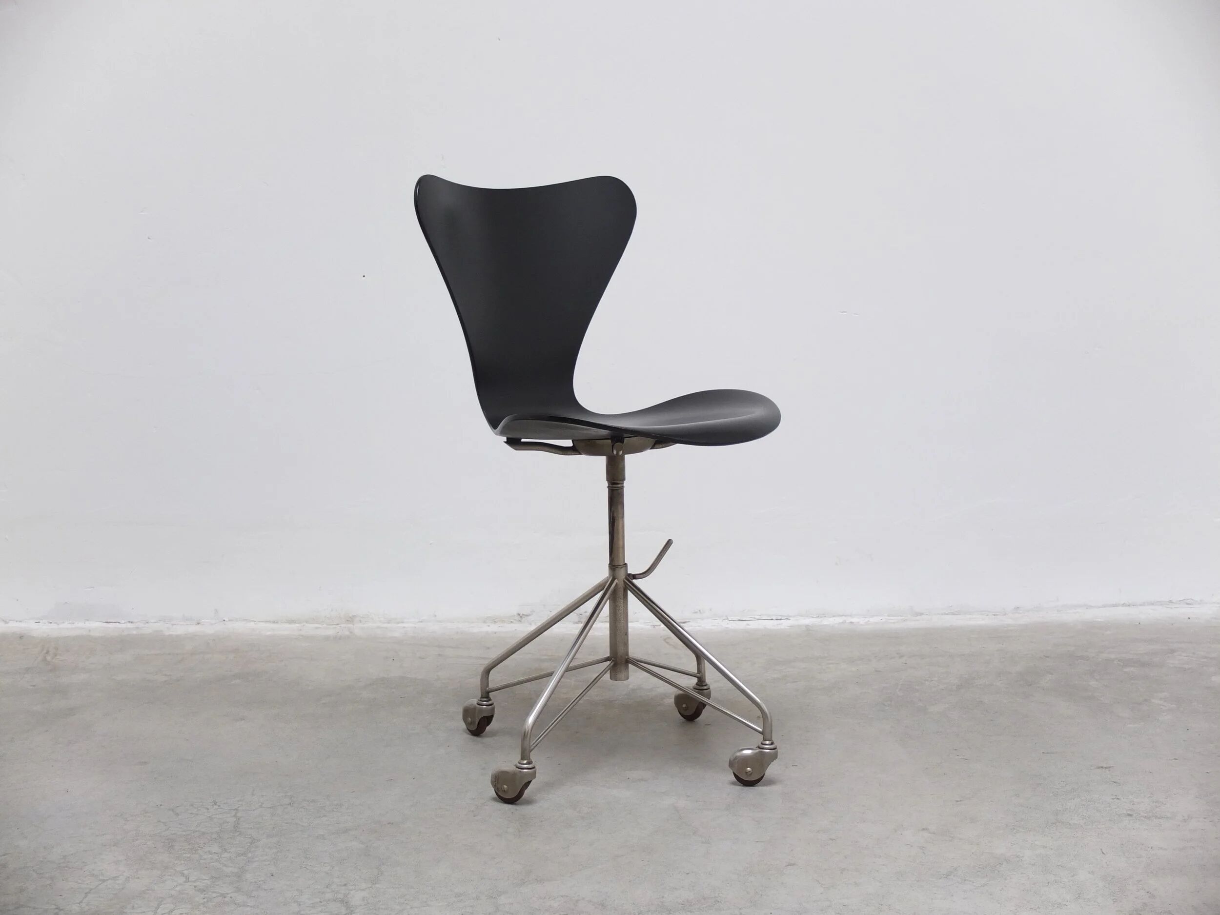 1st edition '3117' swivel desk chair by Arne Jacobsen for Fritz Hansen, 1955