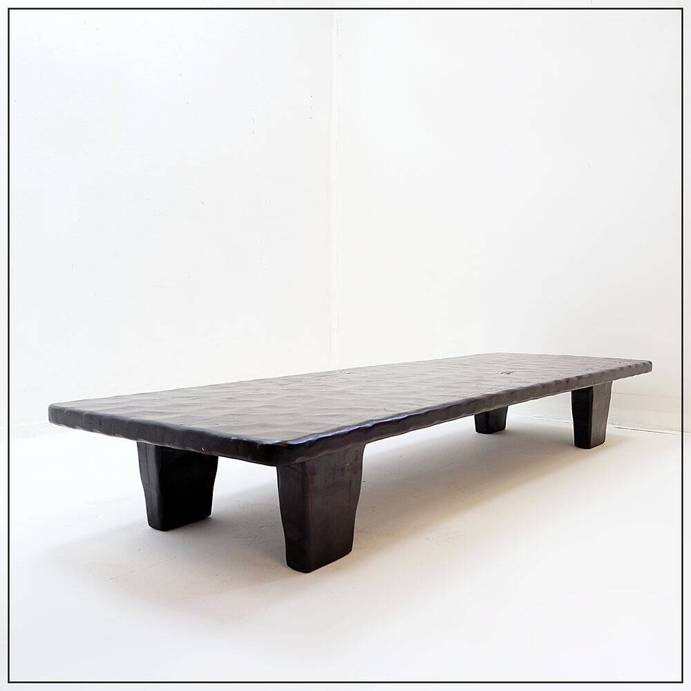 Grande table basse en bois noir martelé - 21th