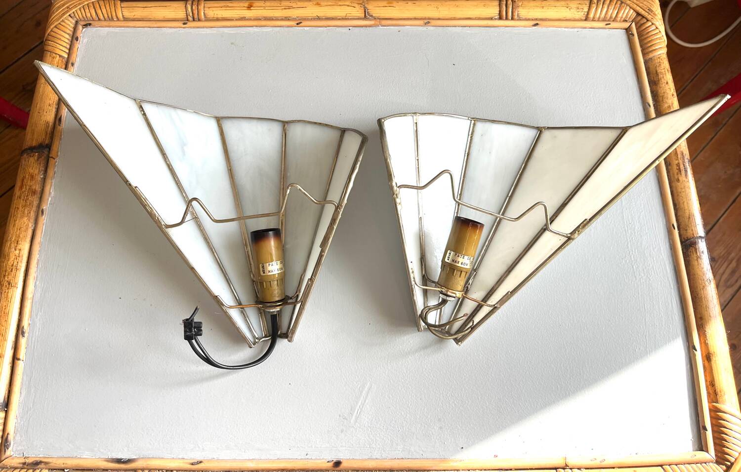 Pair of fan-shaped wall lights in glass paste and brass.