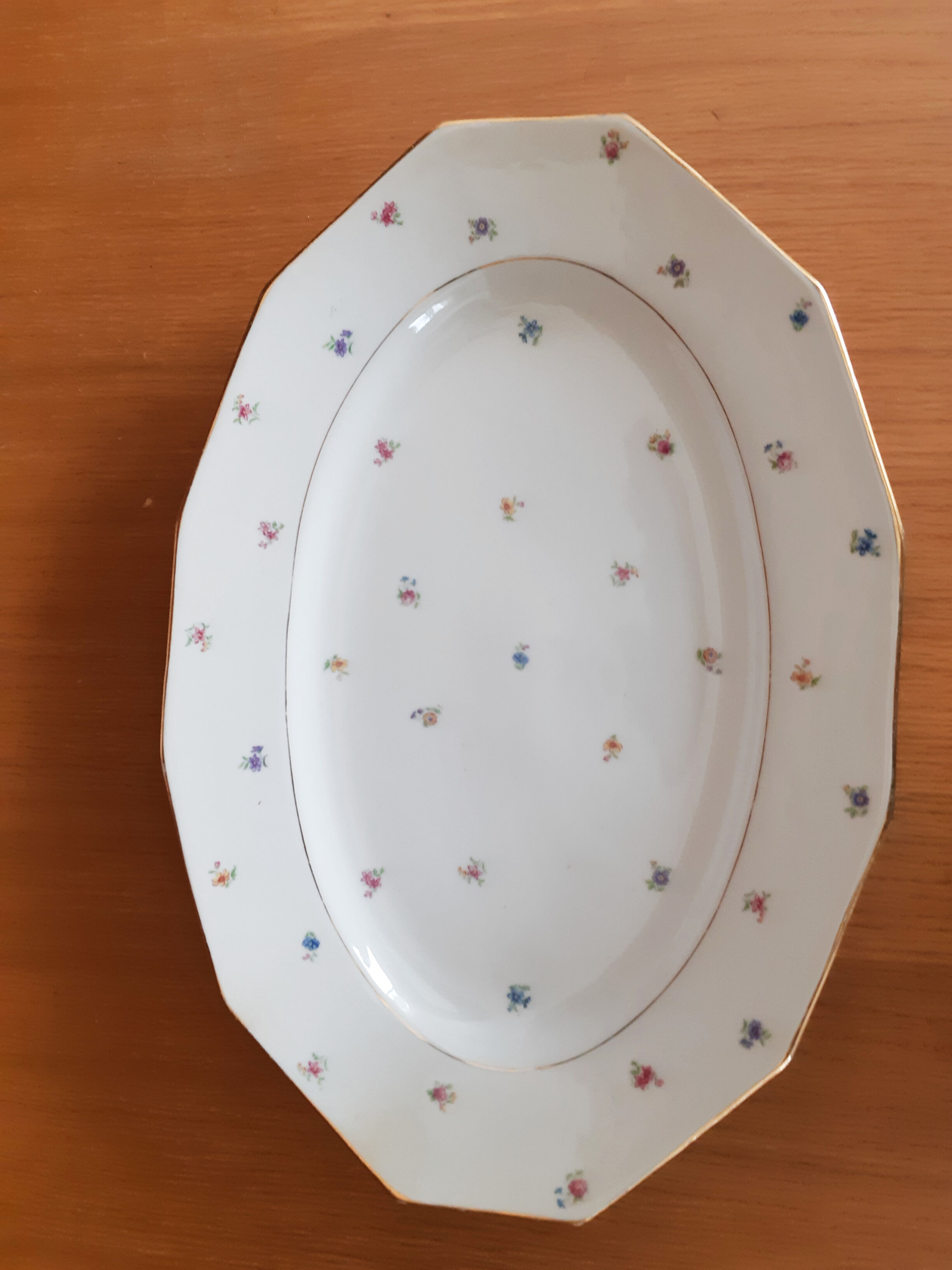 Oval dishes in floral porcelain and gold