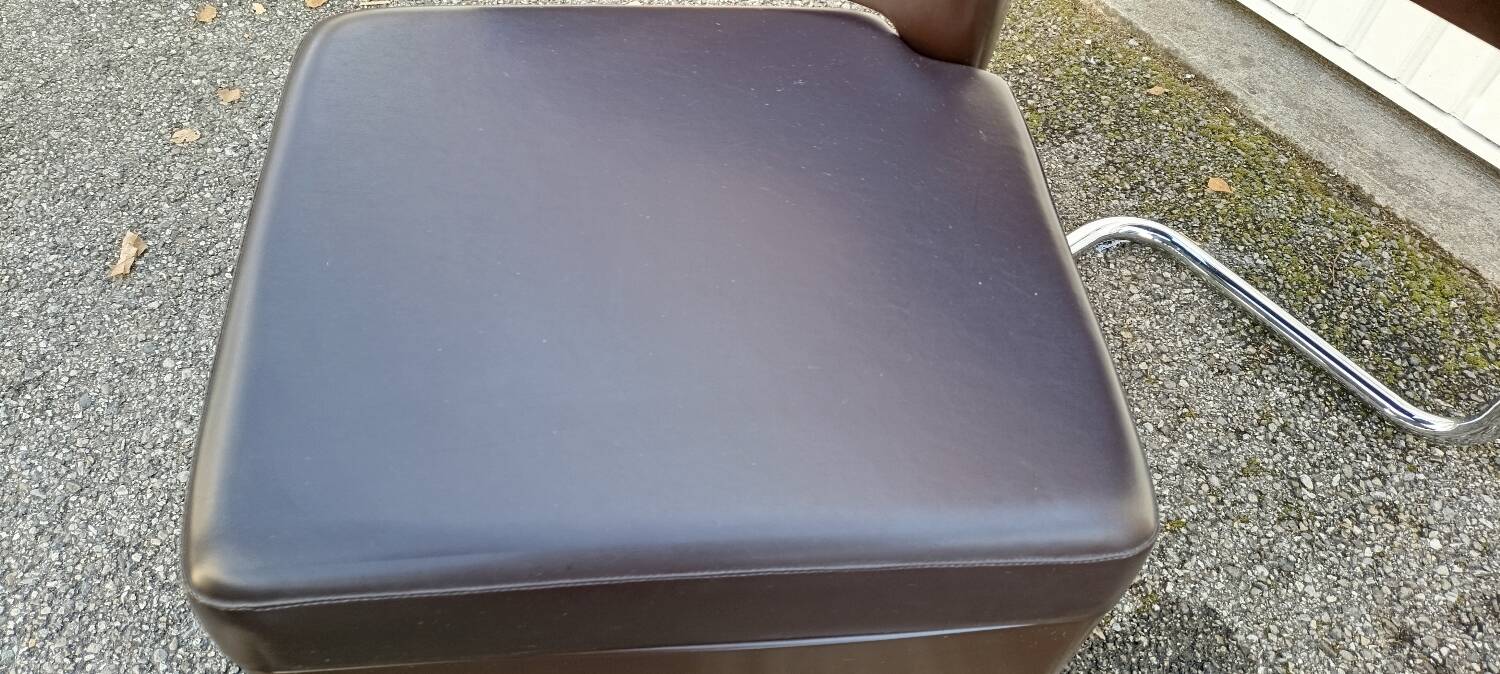 Hairdresser by Carlo Urbinati