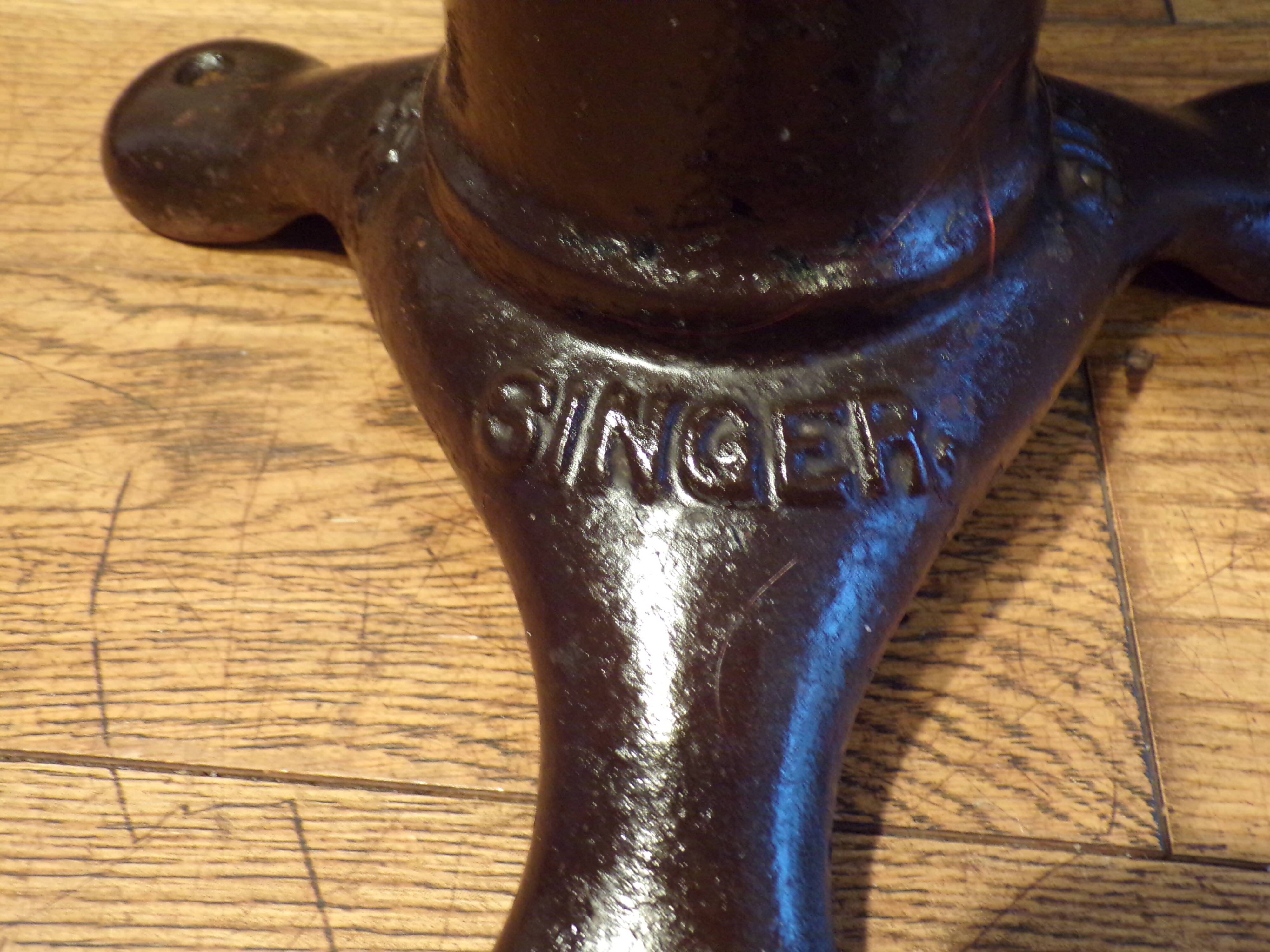 Singer stool 1930 in cast iron with screws