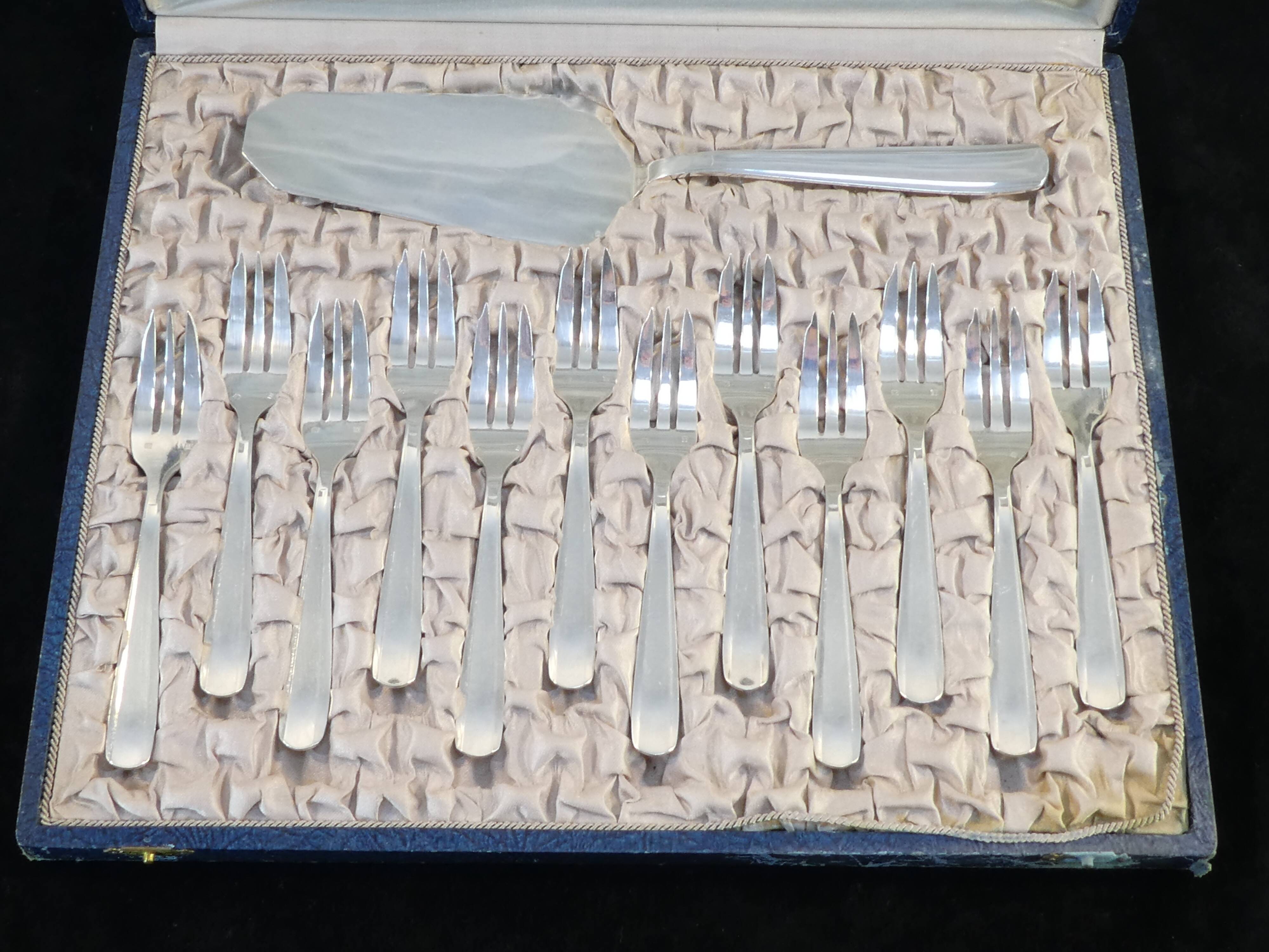 Silver metal cake menagere