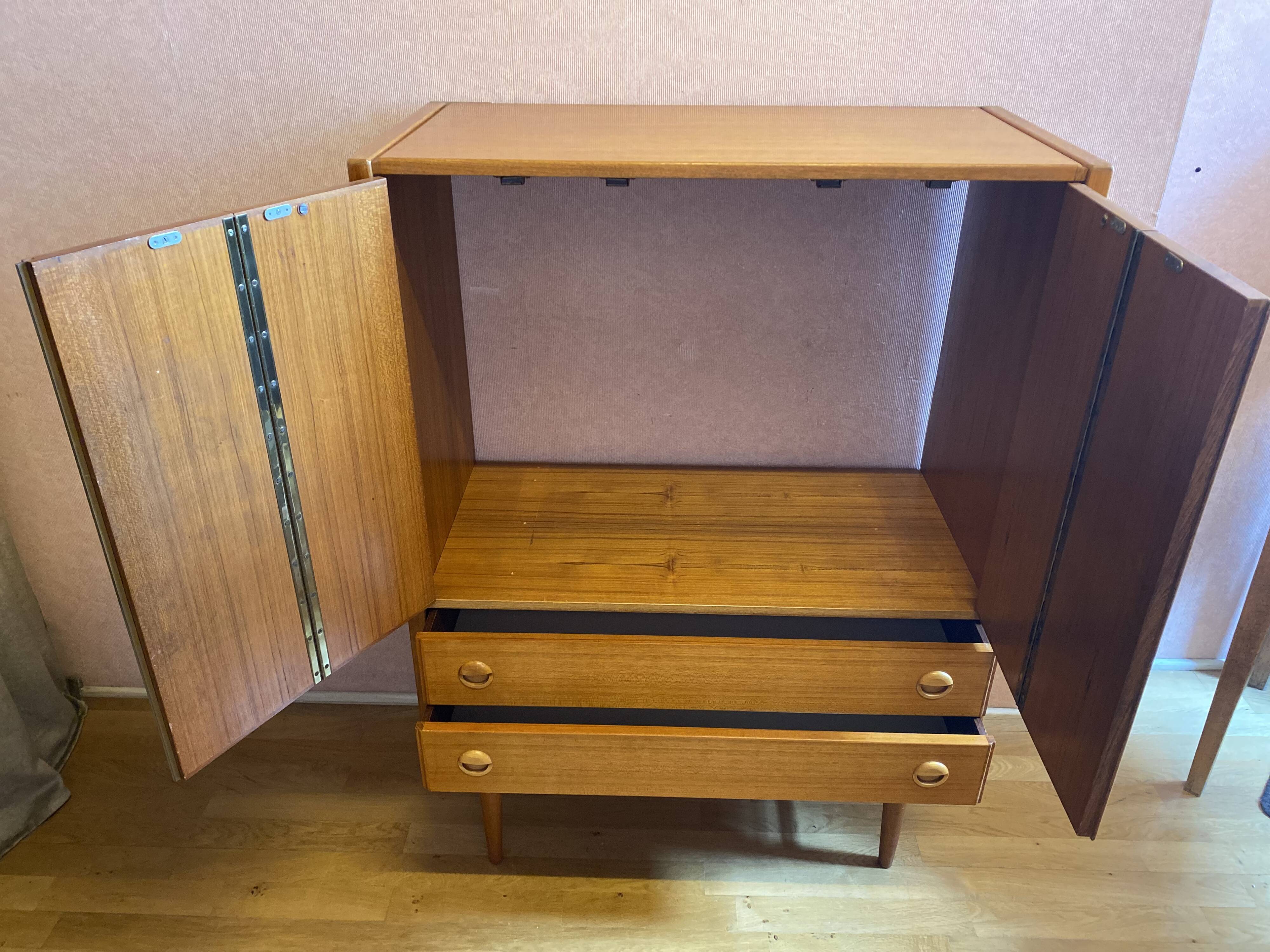 TV stand from the 50s, 2 drawer, 2 accordion doors. Perfect condition.