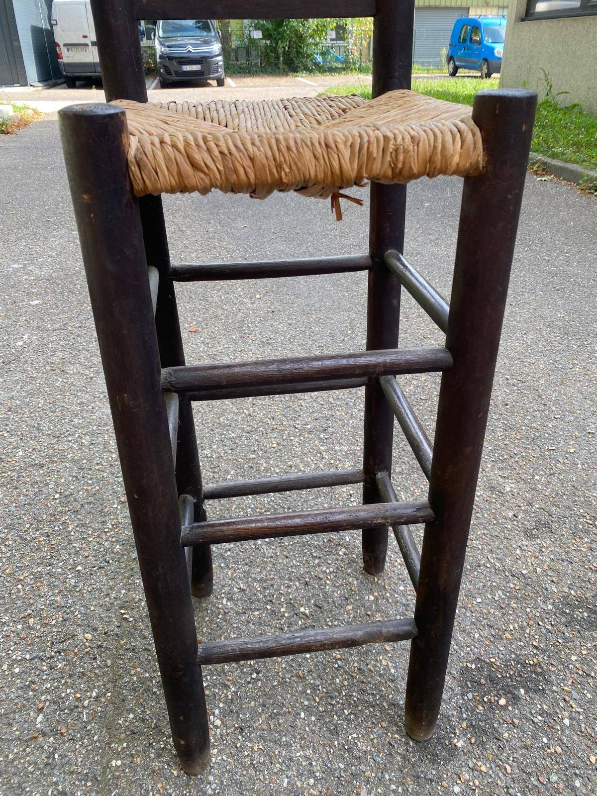 High bar stool in dark solid wood and straw 75cm