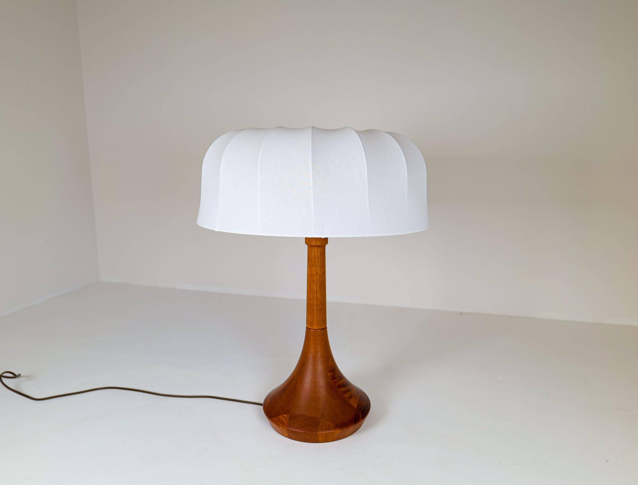 Mid-century table lamp in solid teak by Lisbeth Brams, Denmark, 1960s.