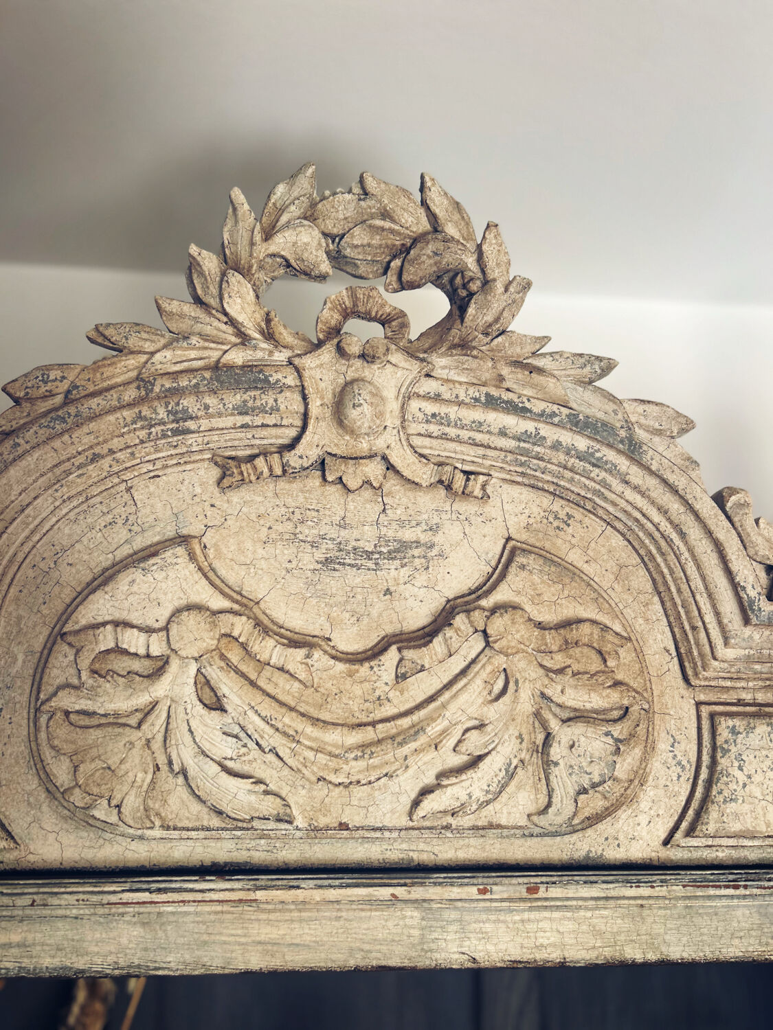 Superb patinated bonnetière in the Tuscan style