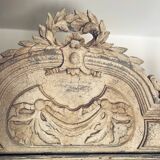 Superb patinated bonnetière in the Tuscan style