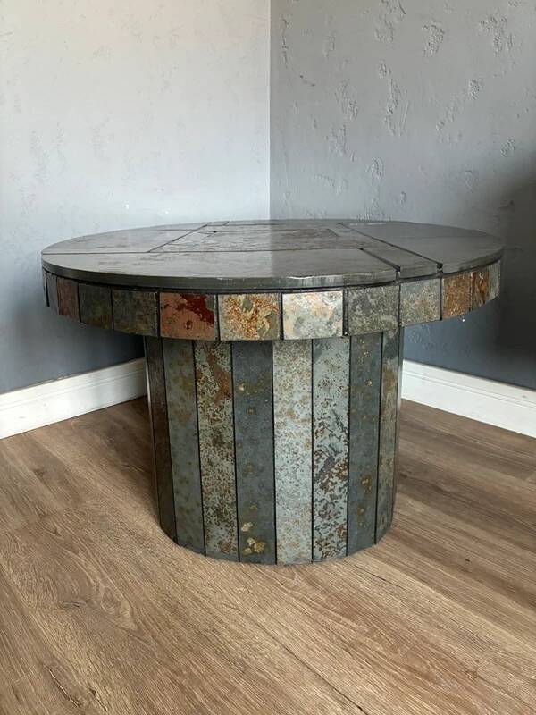 Table basse brutaliste – Table roulante en carrelage de pierre des années 1970