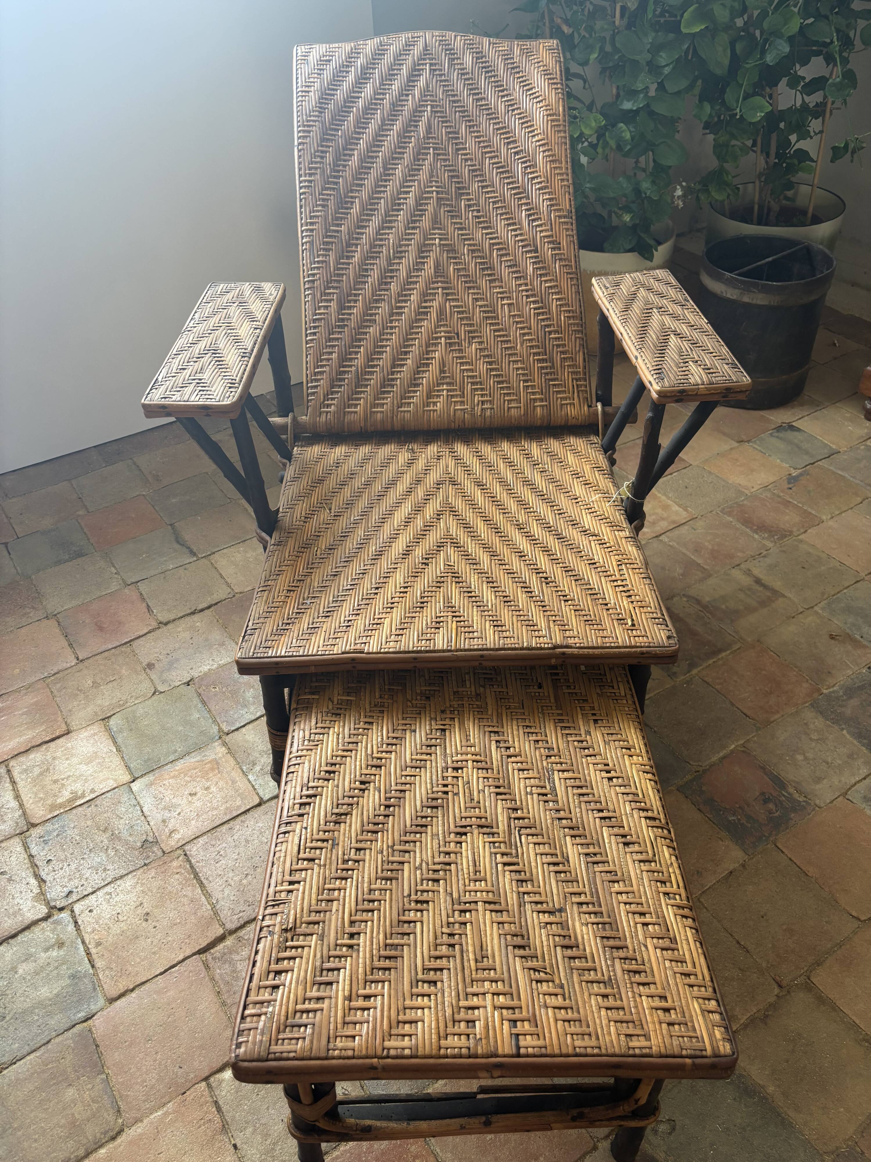 Rattan chaise longue