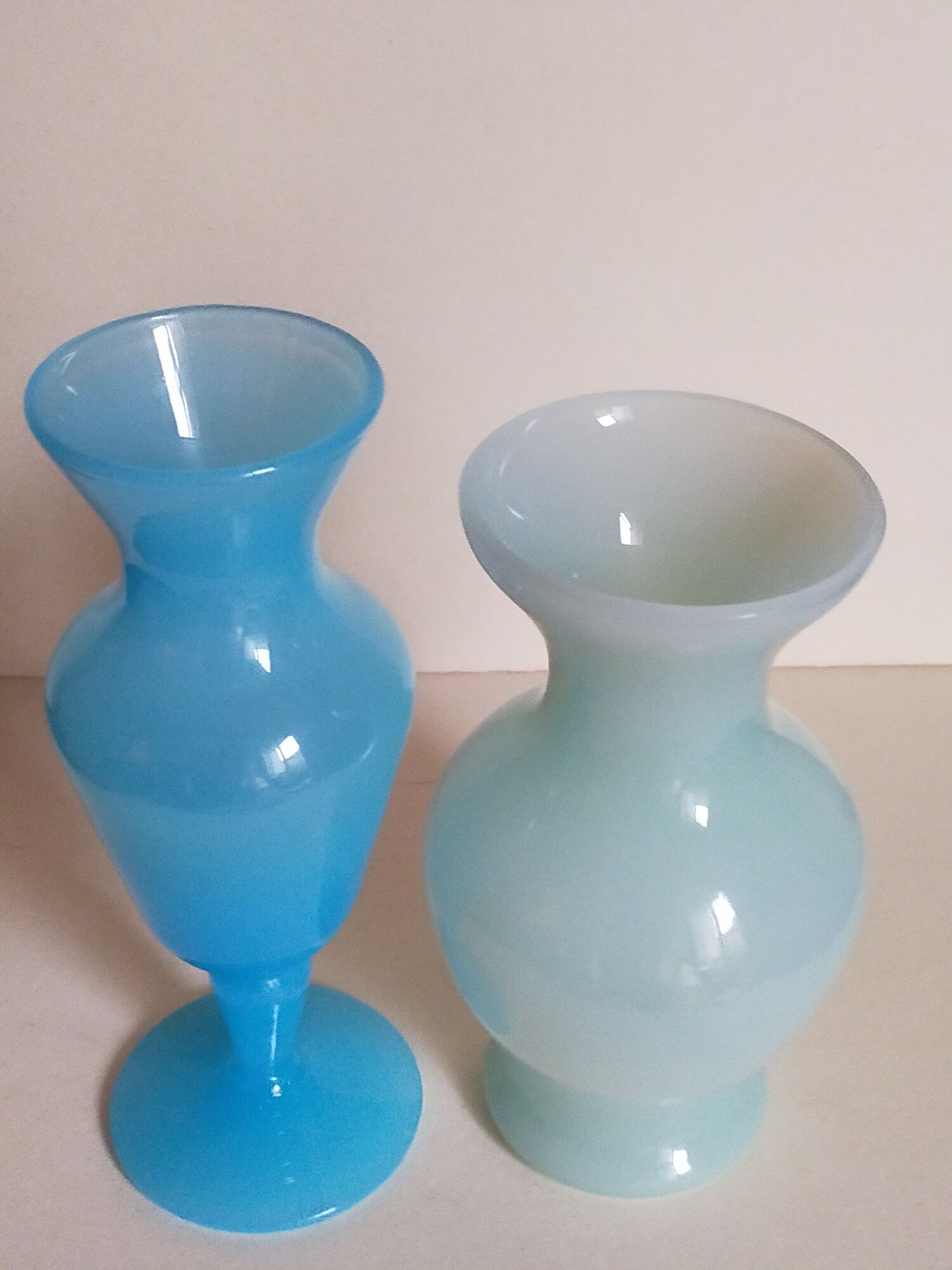 Duo de vases en opaline d'Italie vintages