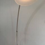 Rare lampadaire de parquet de style Arco en aluminium brossé, réflecteur conique en plastique blanc et socle de marbre carré