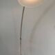 Rare lampadaire de parquet de style Arco en aluminium brossé, réflecteur conique en plastique blanc et socle de marbre carré