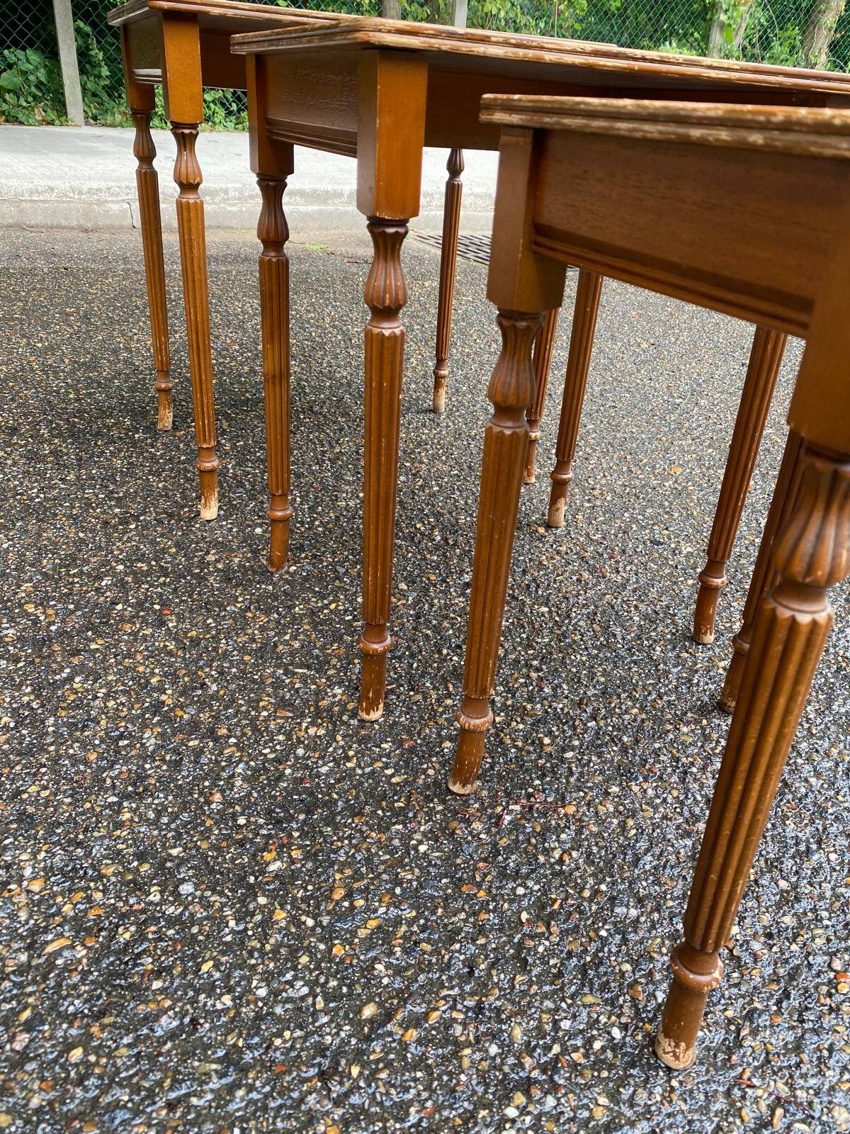 3 English nesting coffee tables in solid wood and leather