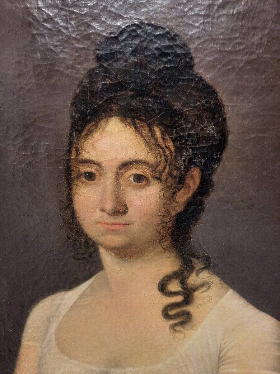 Portrait à l'huile d'une dame en robe blanche assise sur une tête de mort