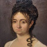 Portrait à l'huile d'une dame en robe blanche assise sur une tête de mort