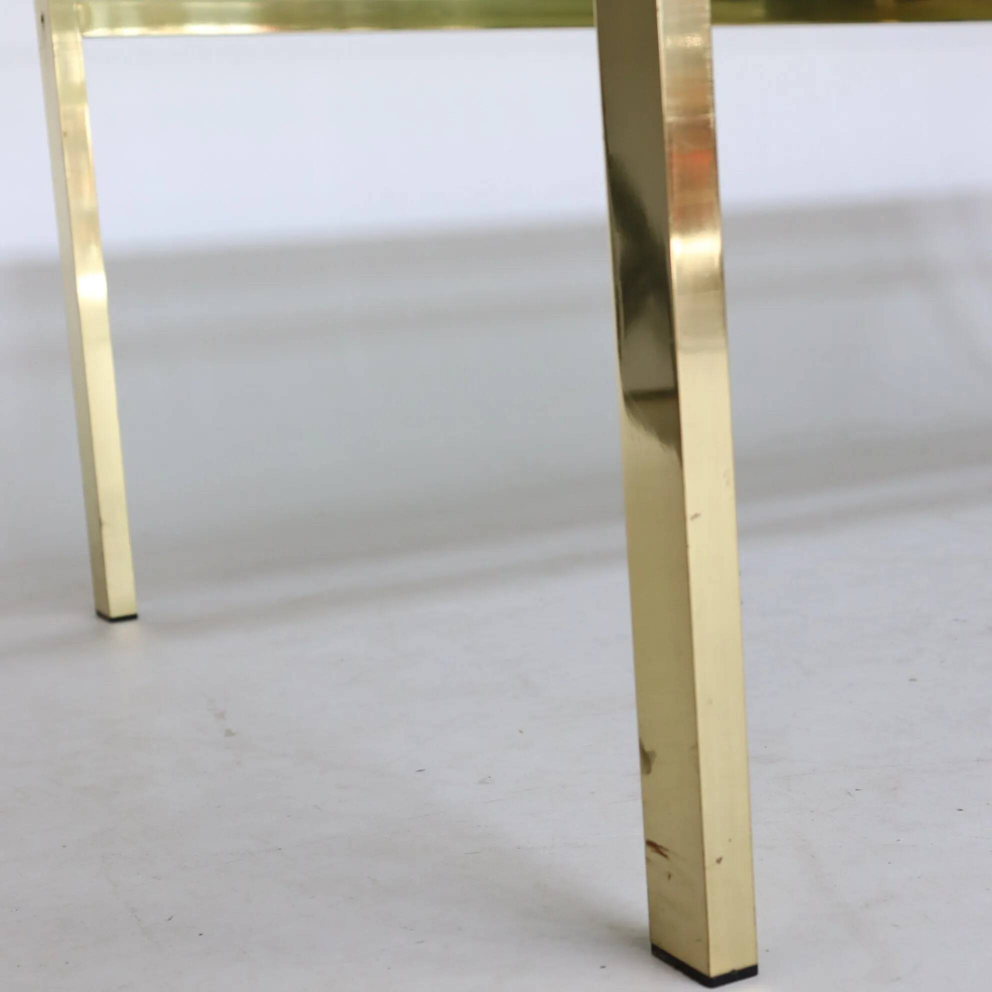 Table basse en verre et métal doré