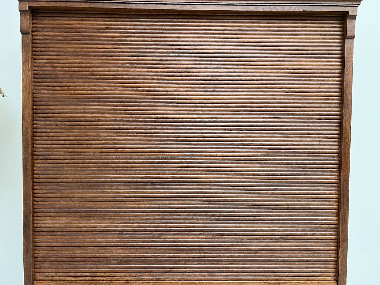 Armoire à rideaux en chêne massif, circa 1930