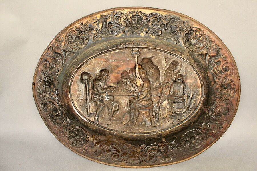 Pair Of Oval Plates In Brass Repulsed 19th century decorated with taverns