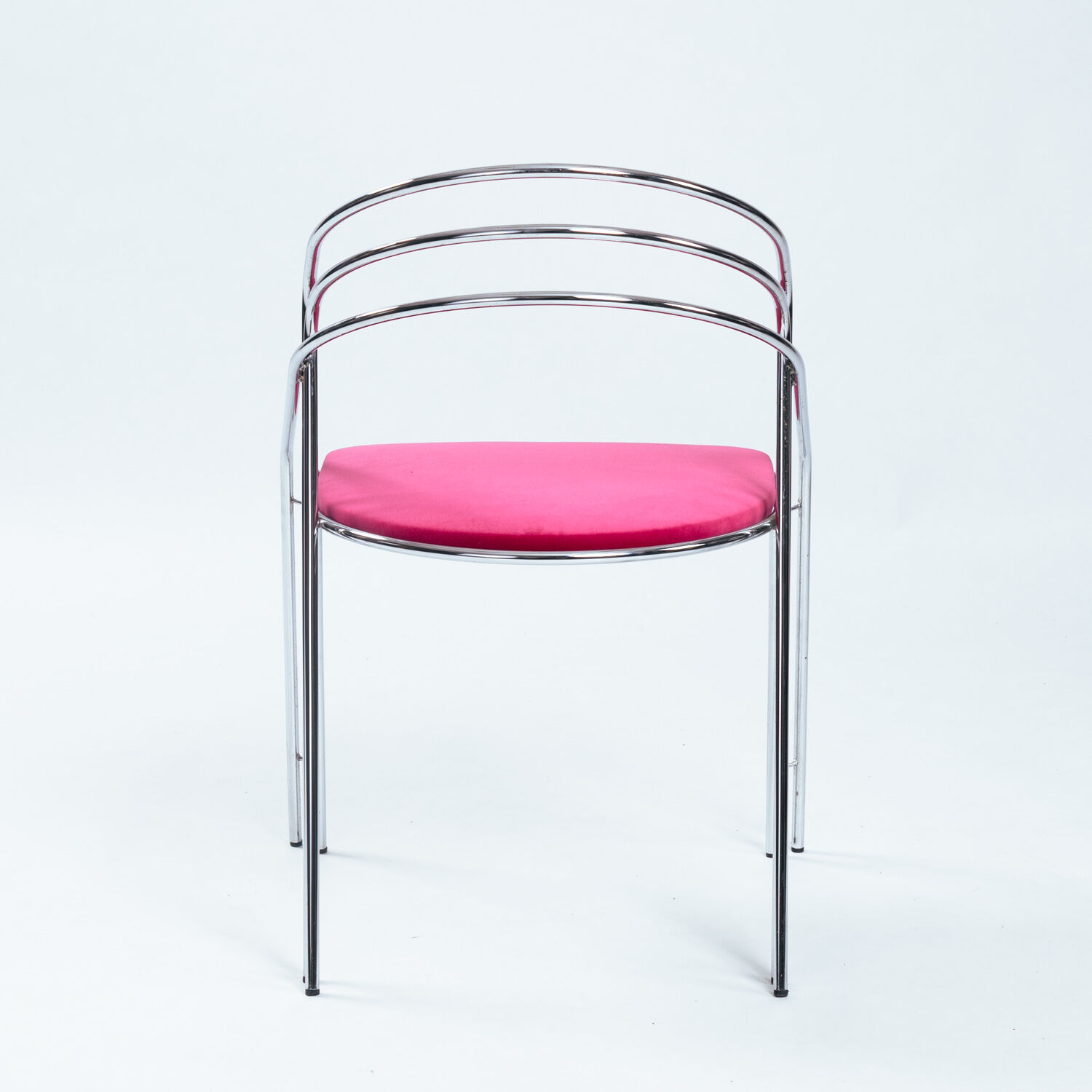 Ensemble de quatre chaises de salle à manger italiennes des années 50 en chrome et velours rose.