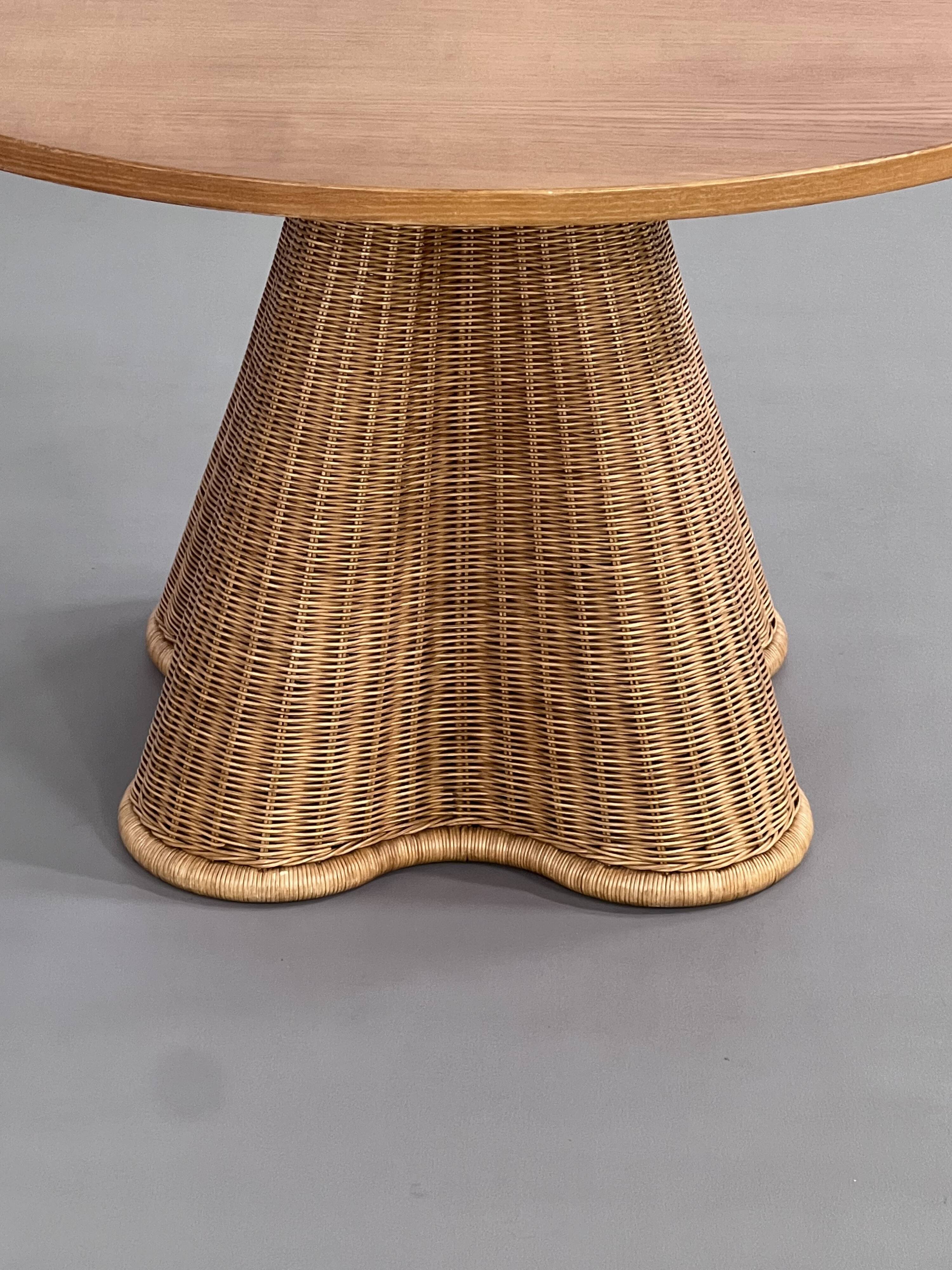 Italian design round table in wood and rattan
