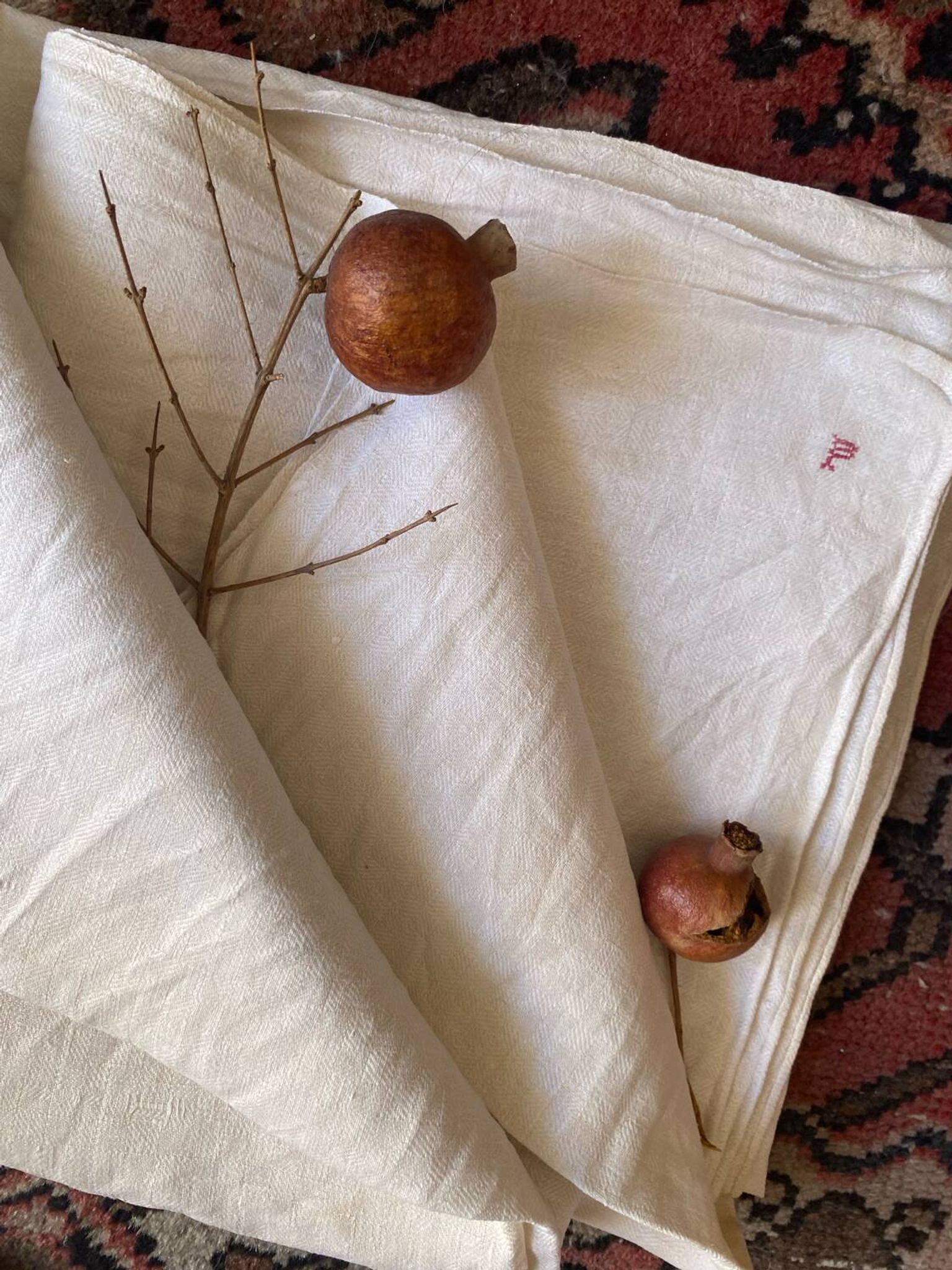 Grande nappe ancienne en coton effet damiers.