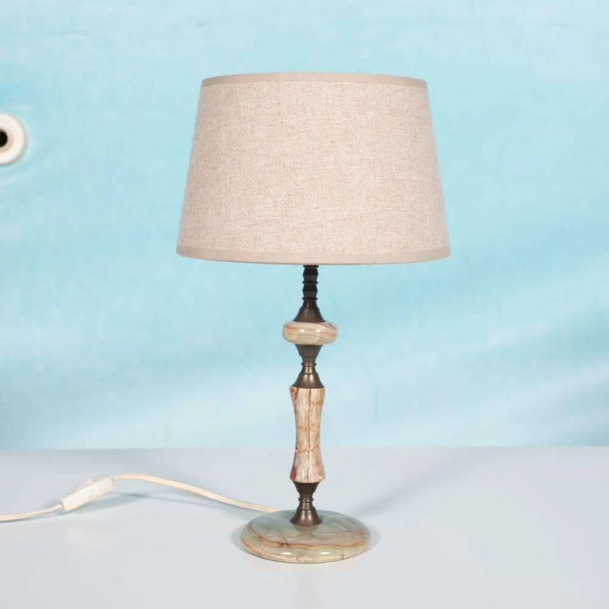 Chic hotel table lamp in onyx and brass, mid-century modern table lamp from the 70s.