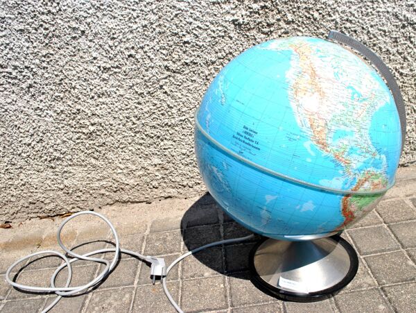 Lampe Globe terrestre vintage plastique fonte HERCULE par Stauffacher Italy