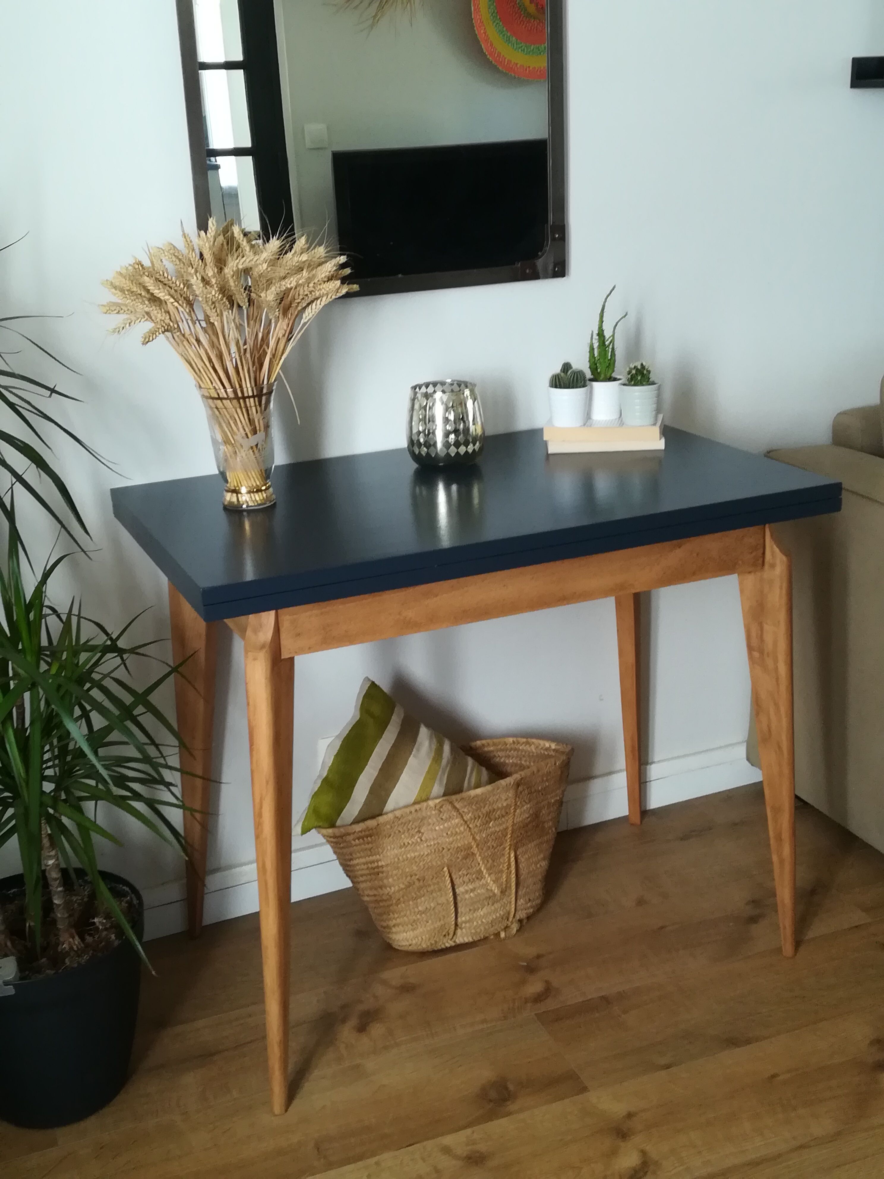 Vintage wallet table