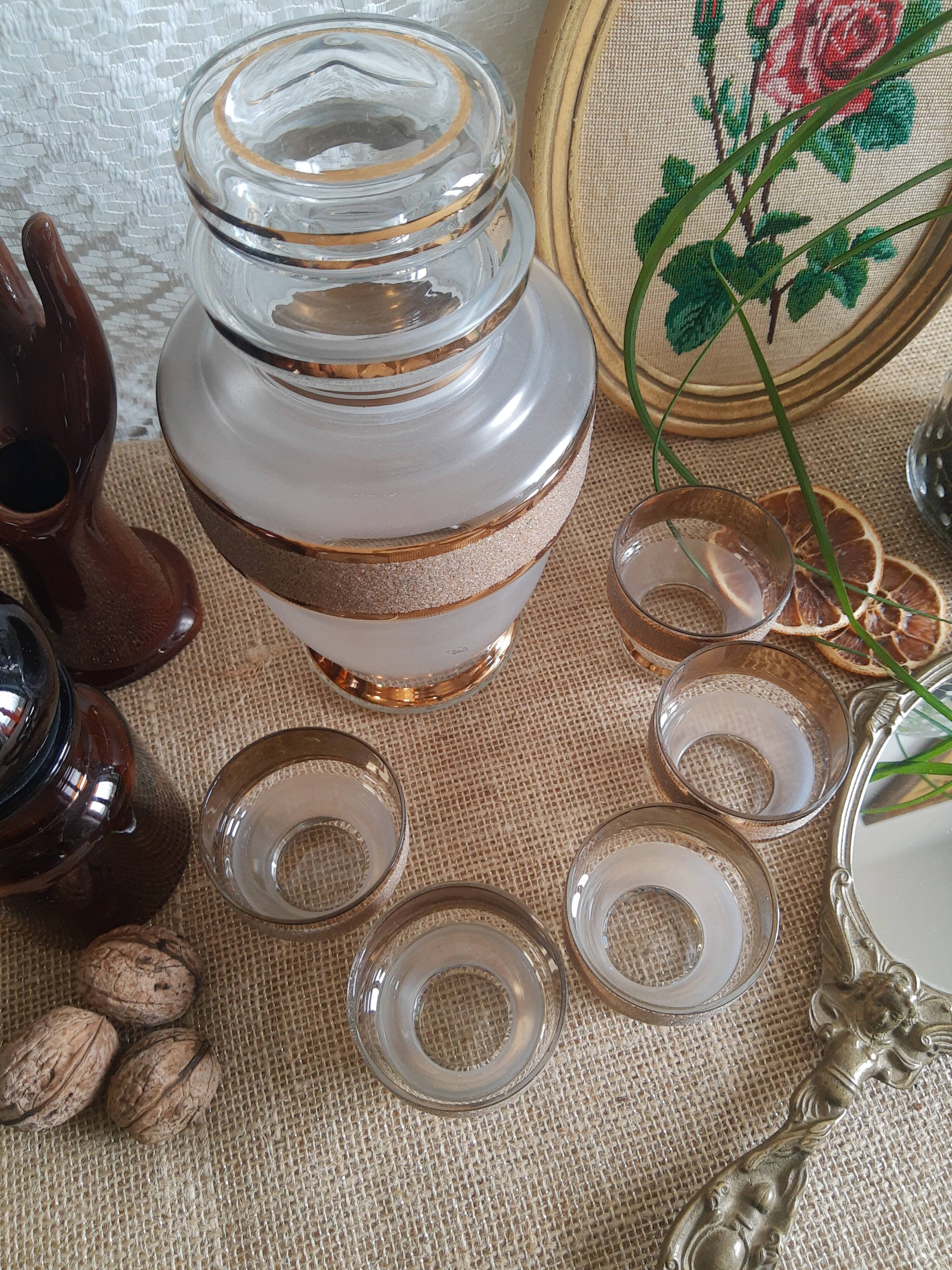 Carafe and 5 glasses set in art deco granite glass