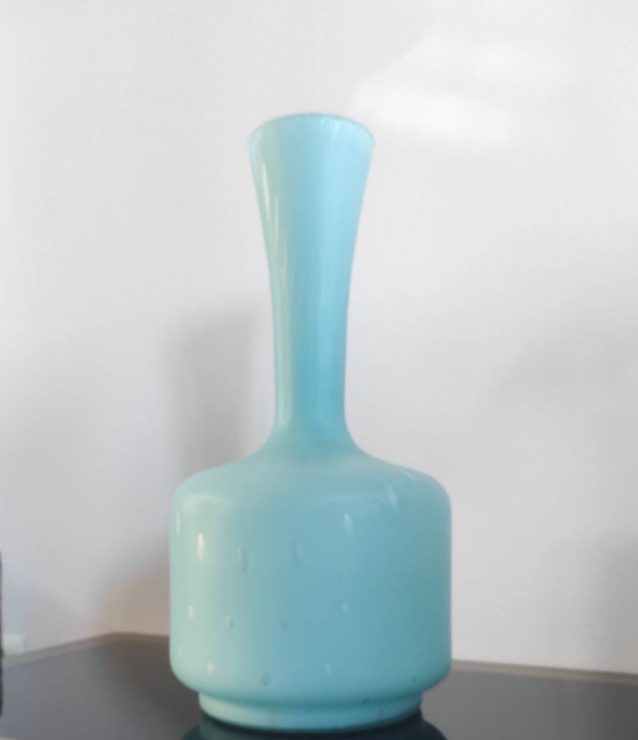 Grand vase vintage en opaline bleue à long col – Années 60/70