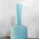 Grand vase vintage en opaline bleue à long col – Années 60/70
