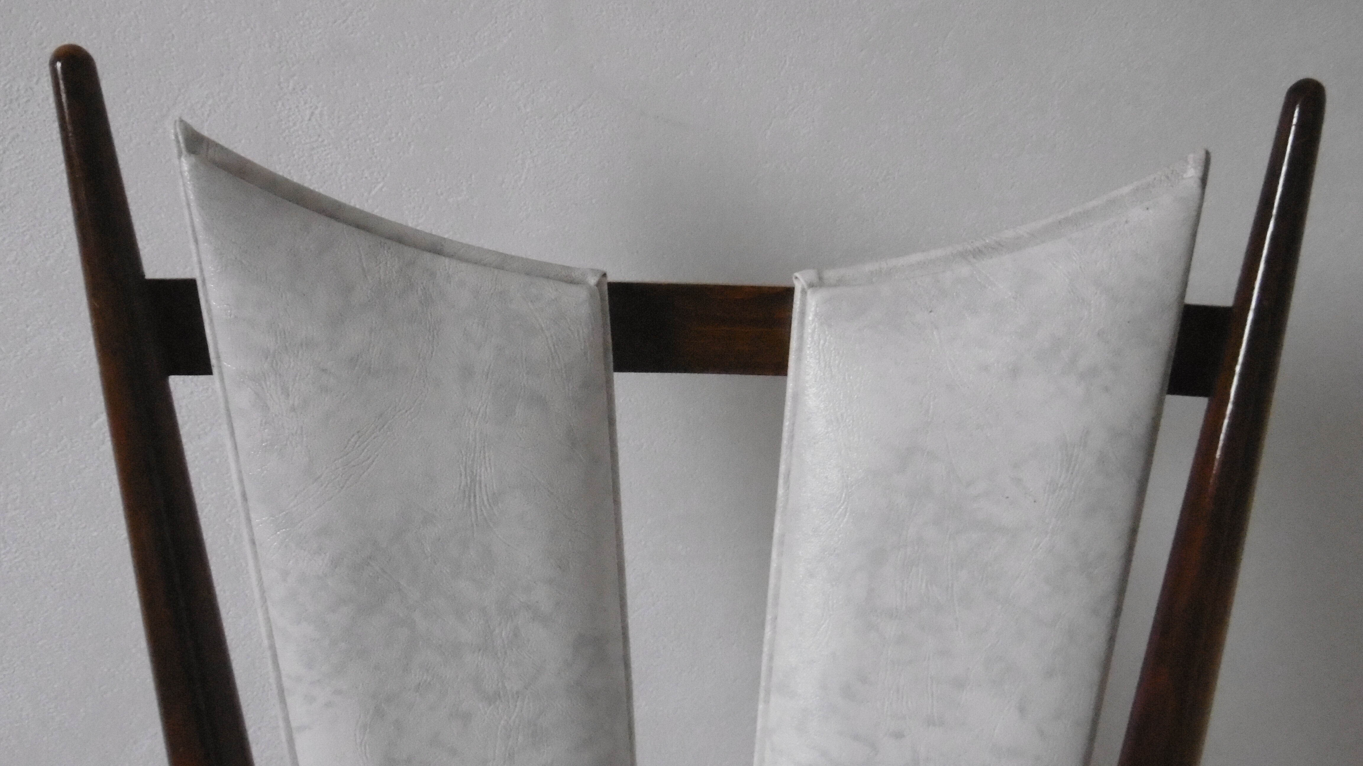 Chair in white leatherette of 60-70 years