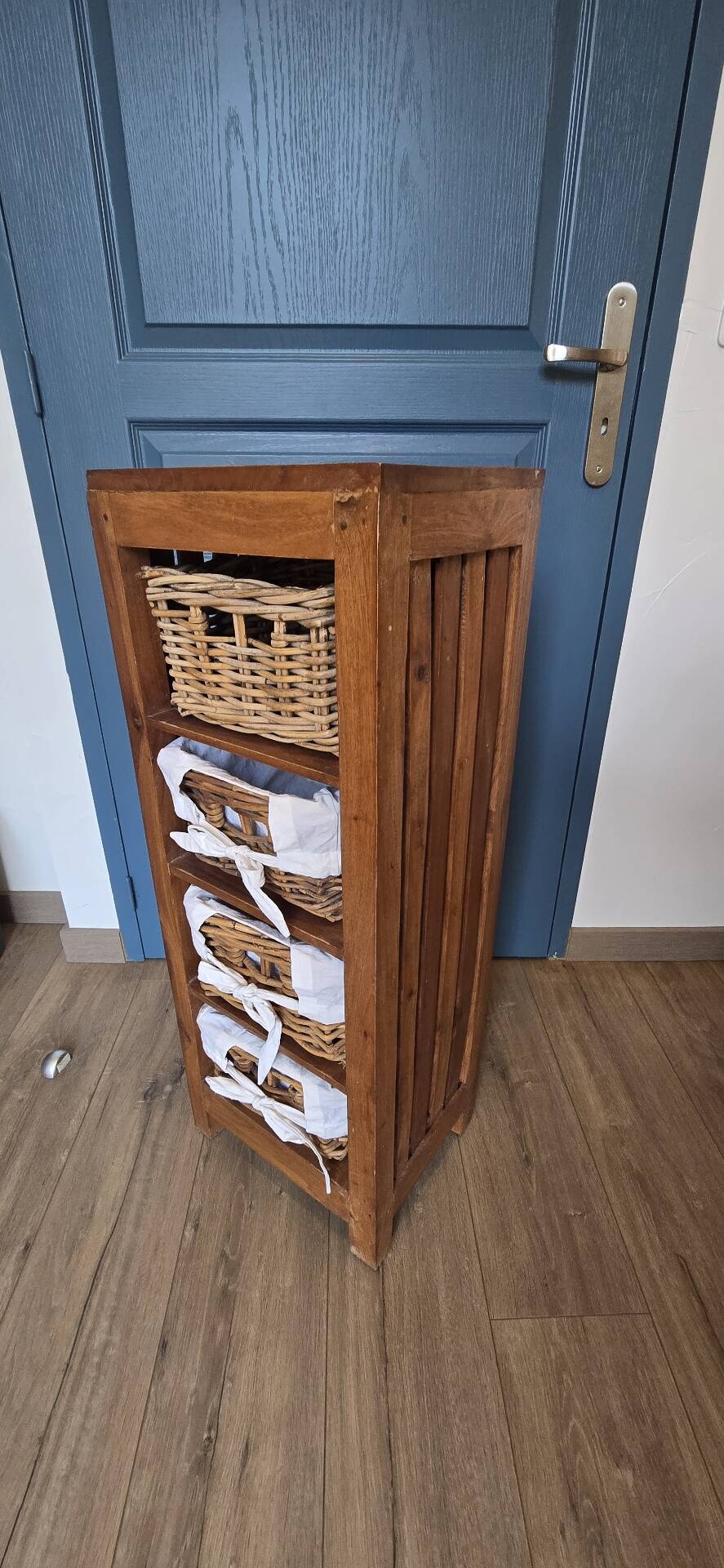Chest of drawers / Wooden storage column with 4 wicker baskets very