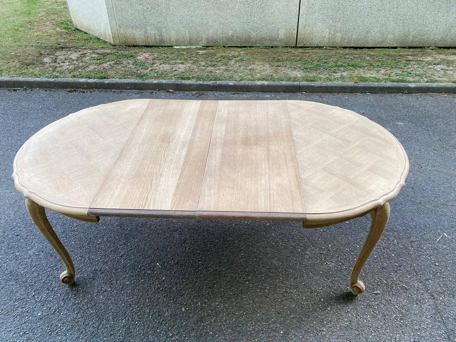 Extendable round Louis XV dining table, renovated in raw wood, 20th century, 200cm