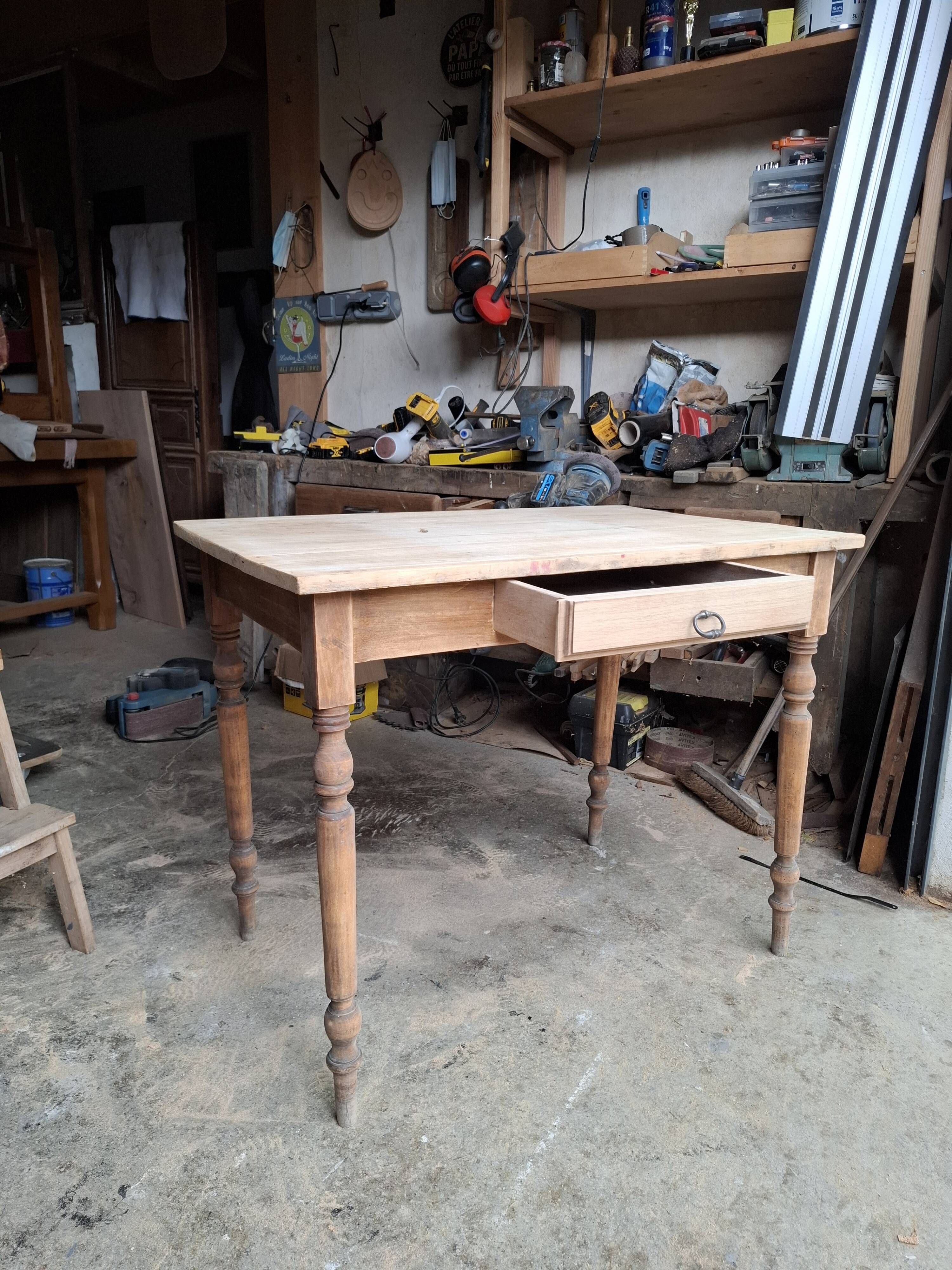 Bureau rénovée à la main
