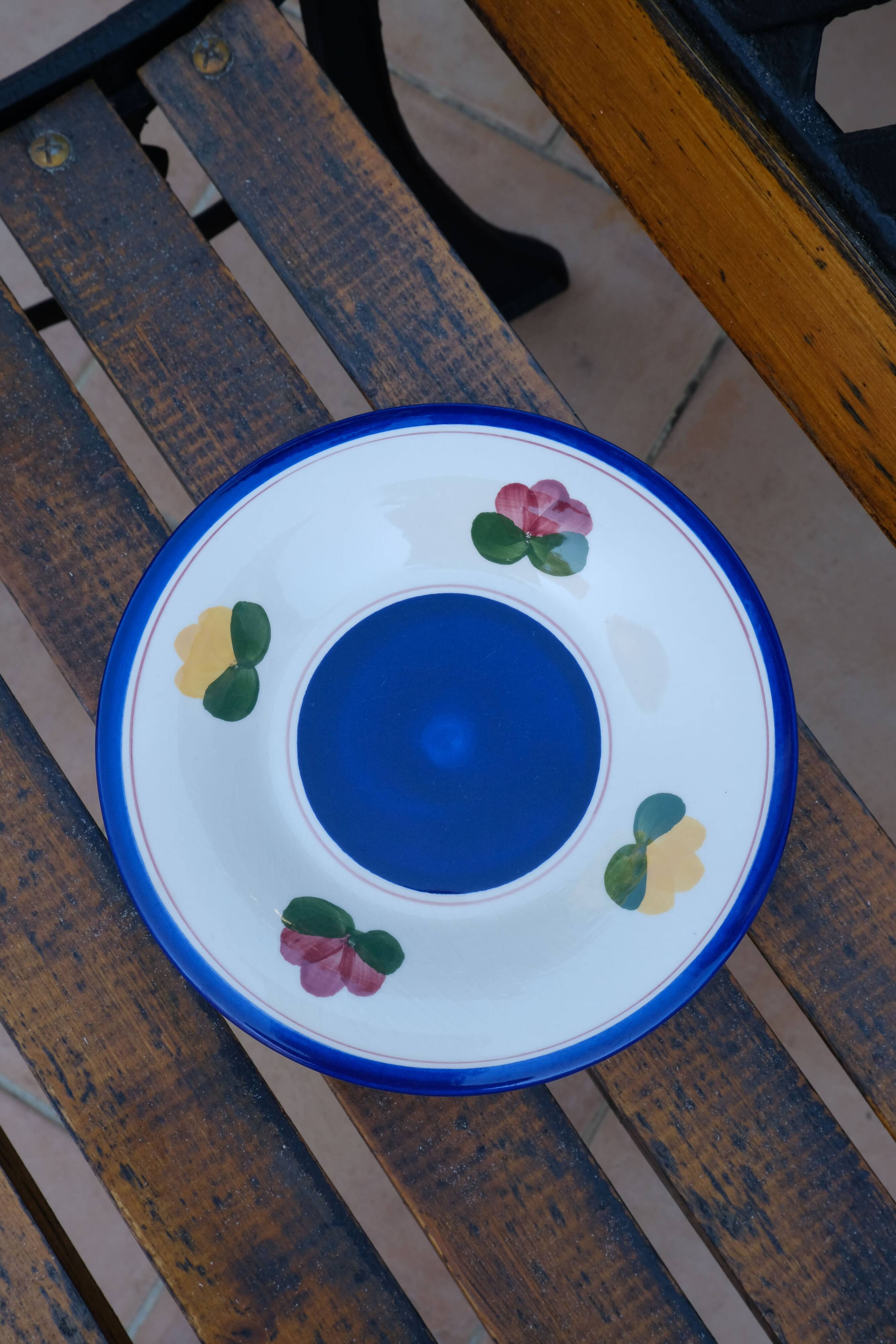 Dessert plates with flowers