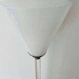 Lampe design unique d'Ingo Maurer. Lampadaire design M de Maurer. Verre à lait, fond transparent.