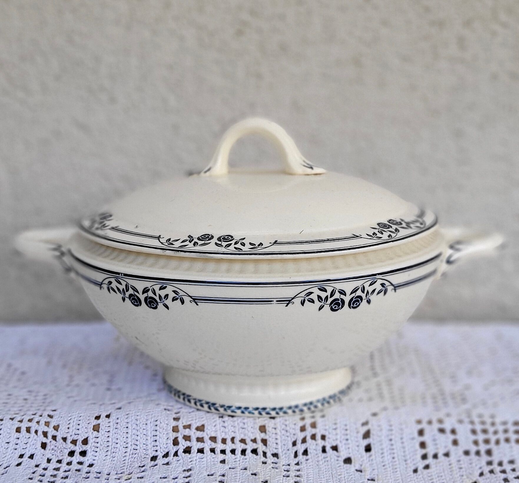 Soupière Salins, terre de fer, blue flower decoration