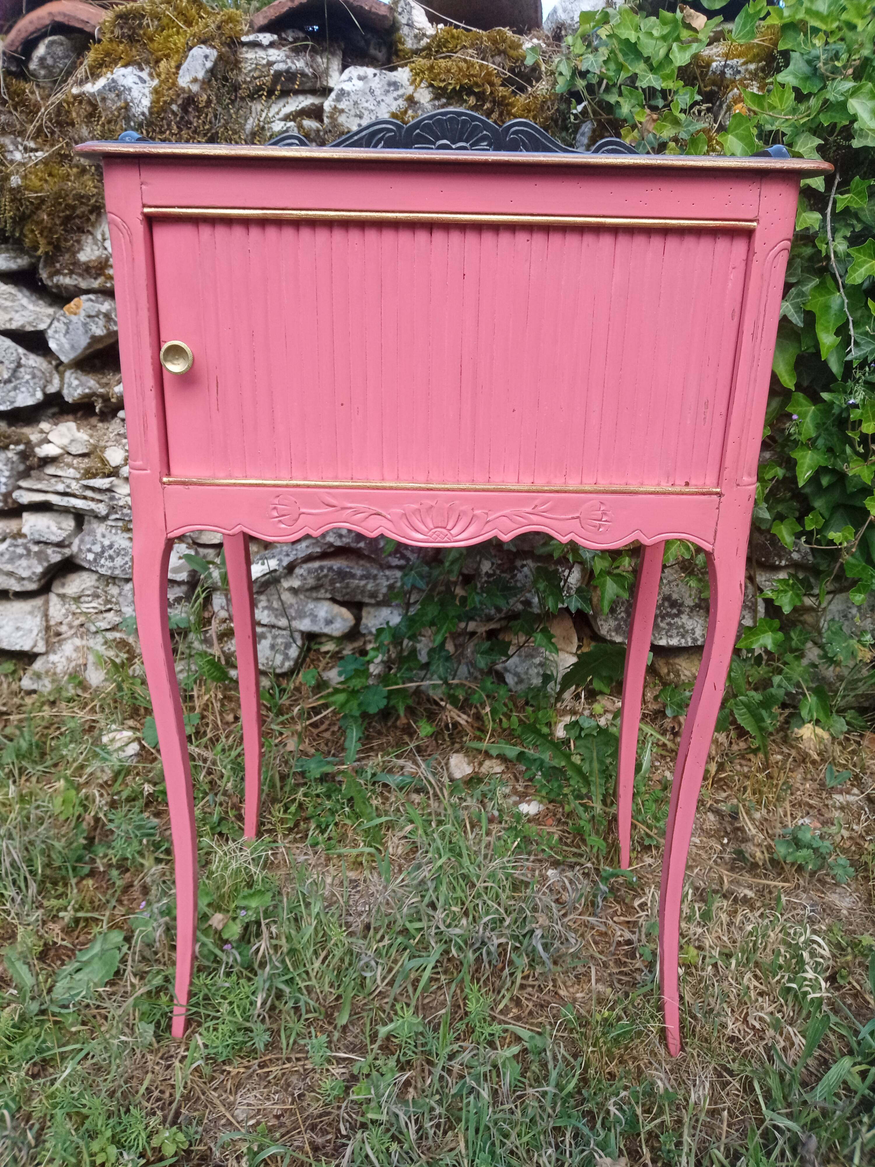 Commode d'appoint à rideau Louis XV patinée rose et noire