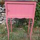 Commode d'appoint à rideau Louis XV patinée rose et noire