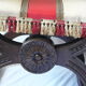 Fauteuils Dagobert XIX et un pouf.
