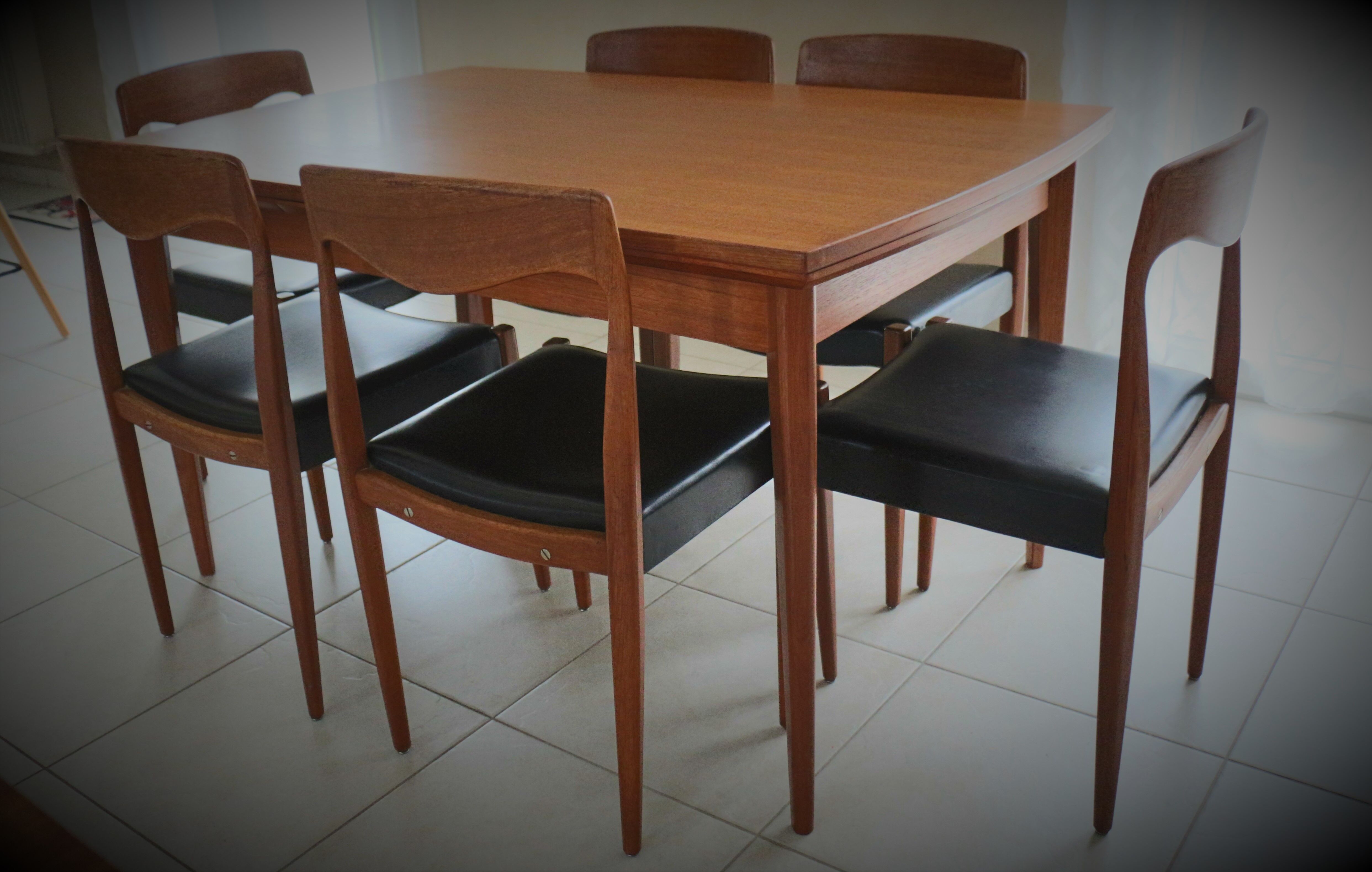 Lot of 6 scandinavian chairs in teak