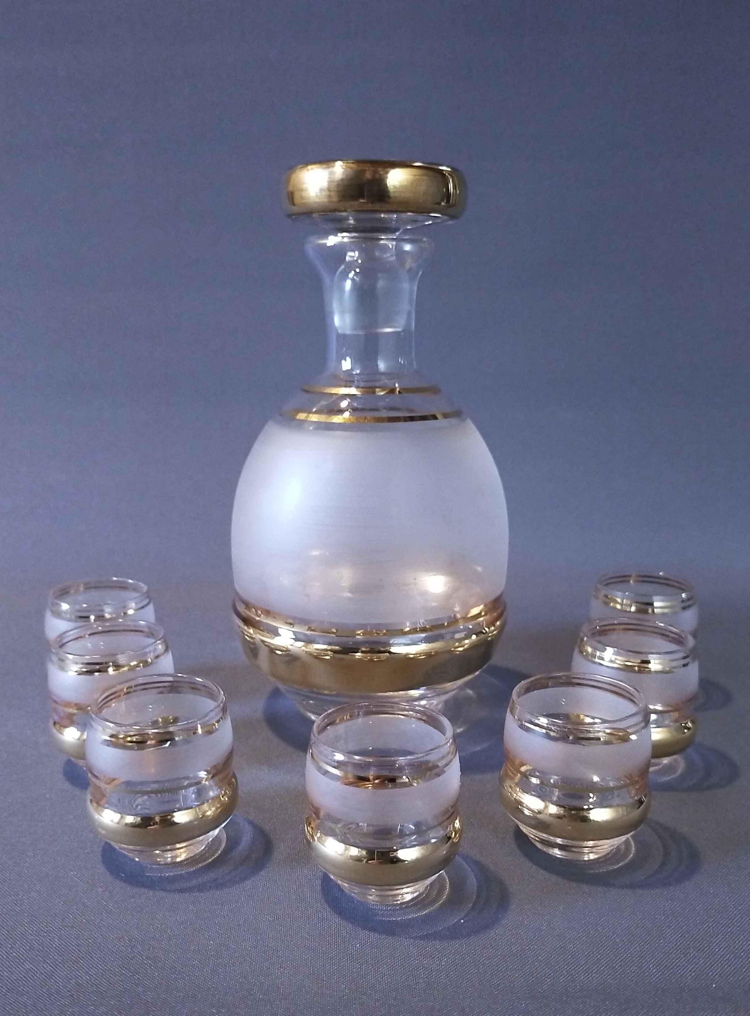 Liquor decanter and its 7 glasses