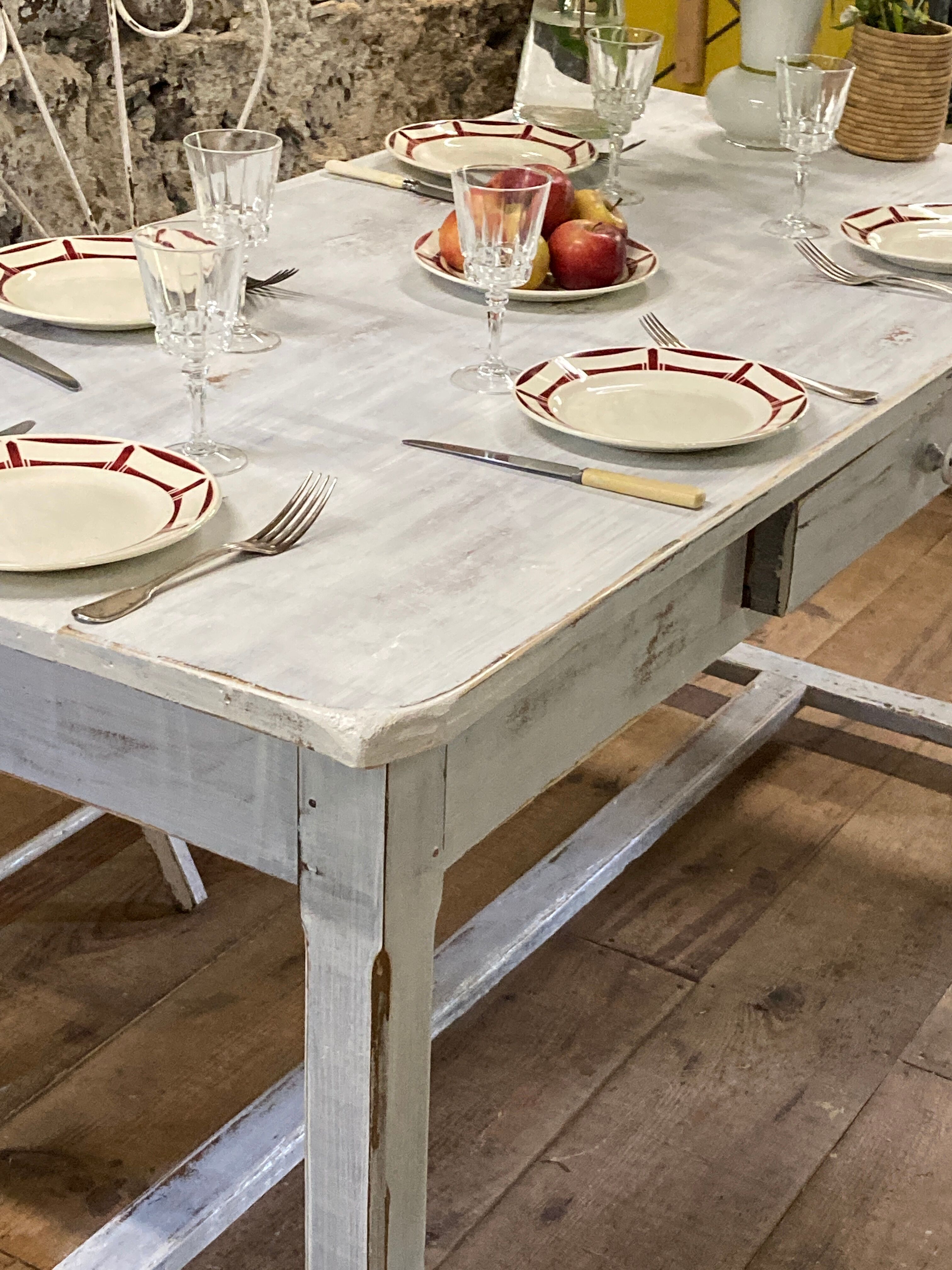 7 flat plates in white and red burgundy porcelain vintage Badonviller model Louise