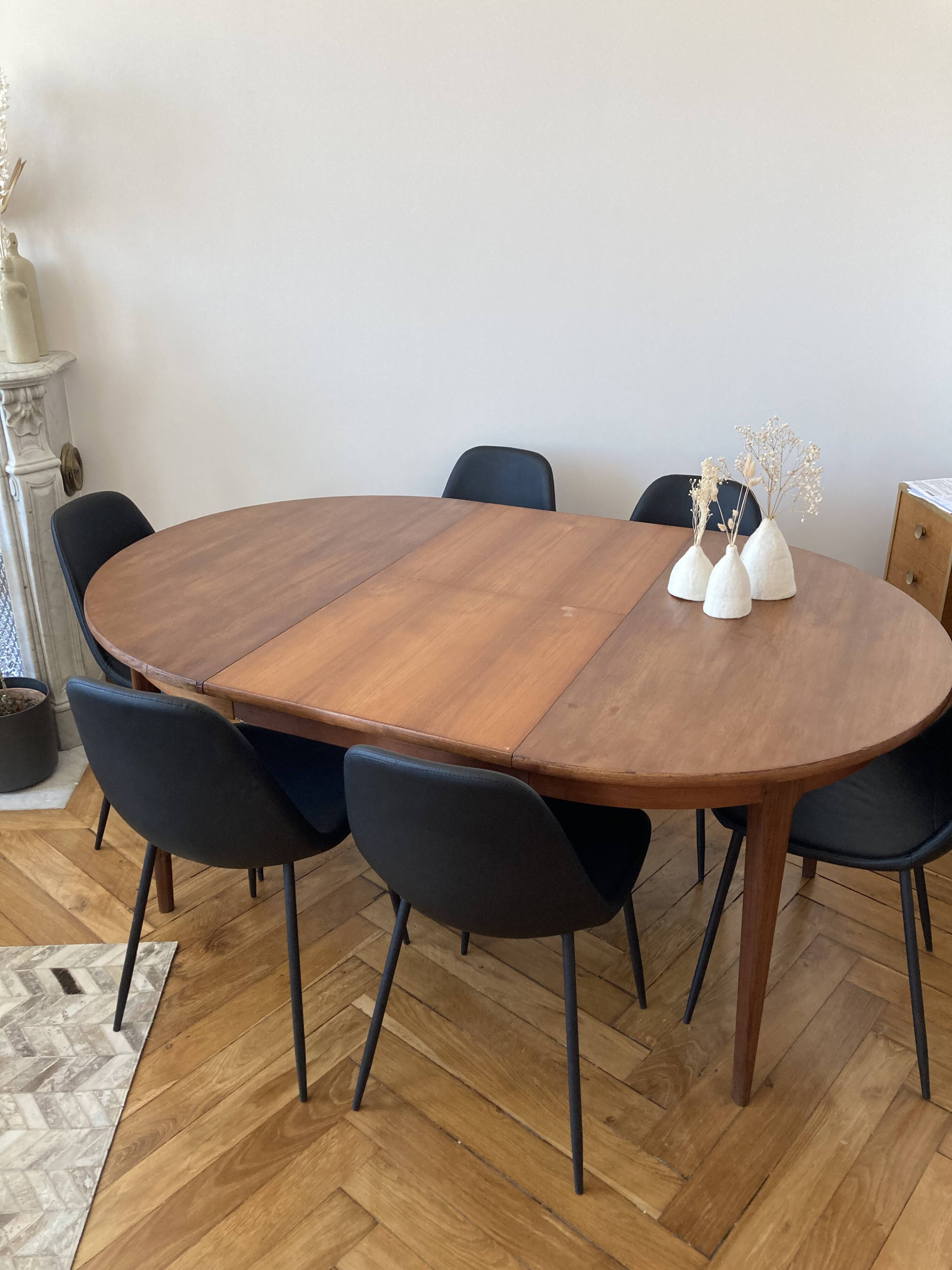 Extendable Scandinavian table