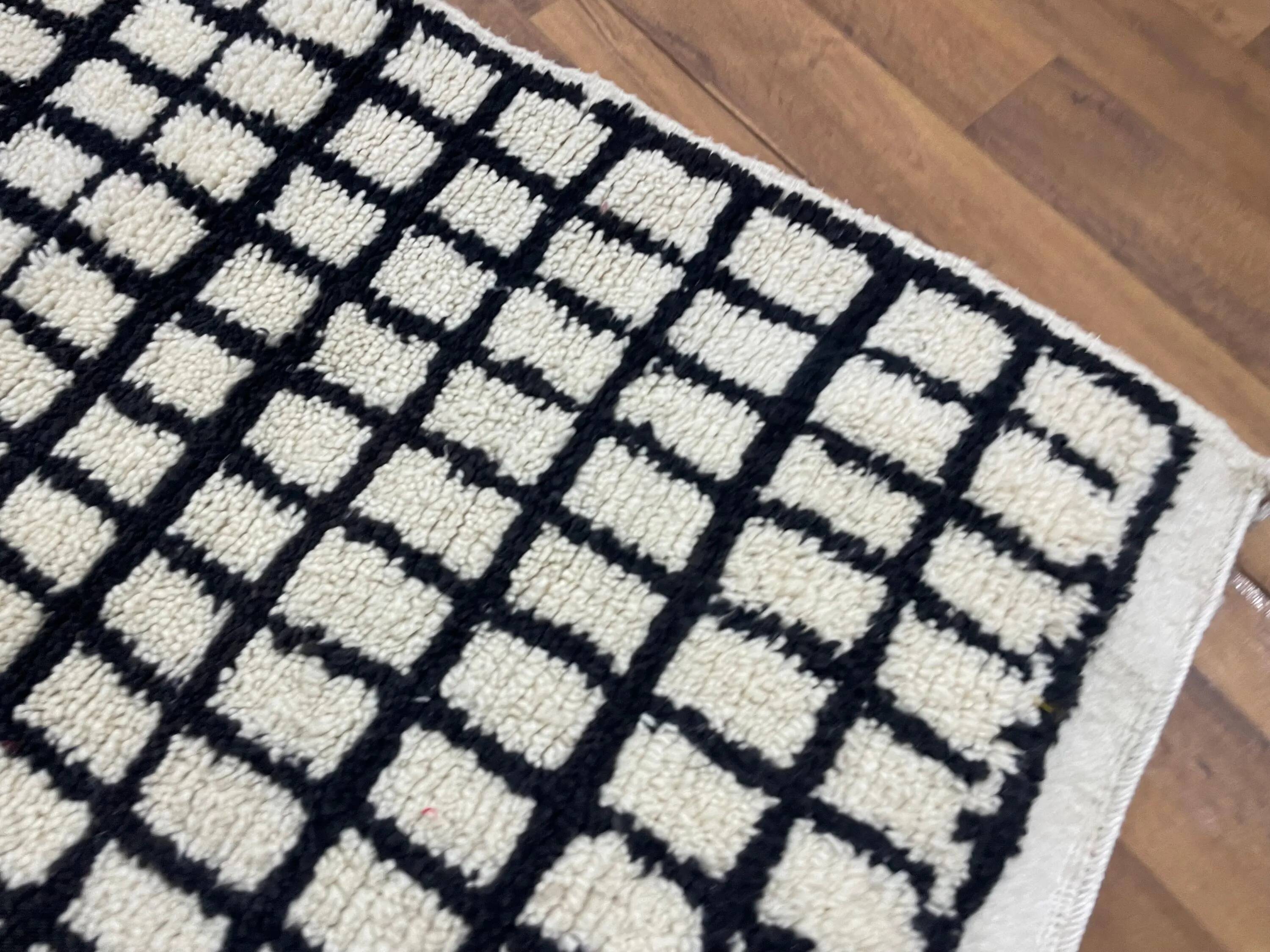 Moroccan rug made of natural wool, handmade, 3x2 m.